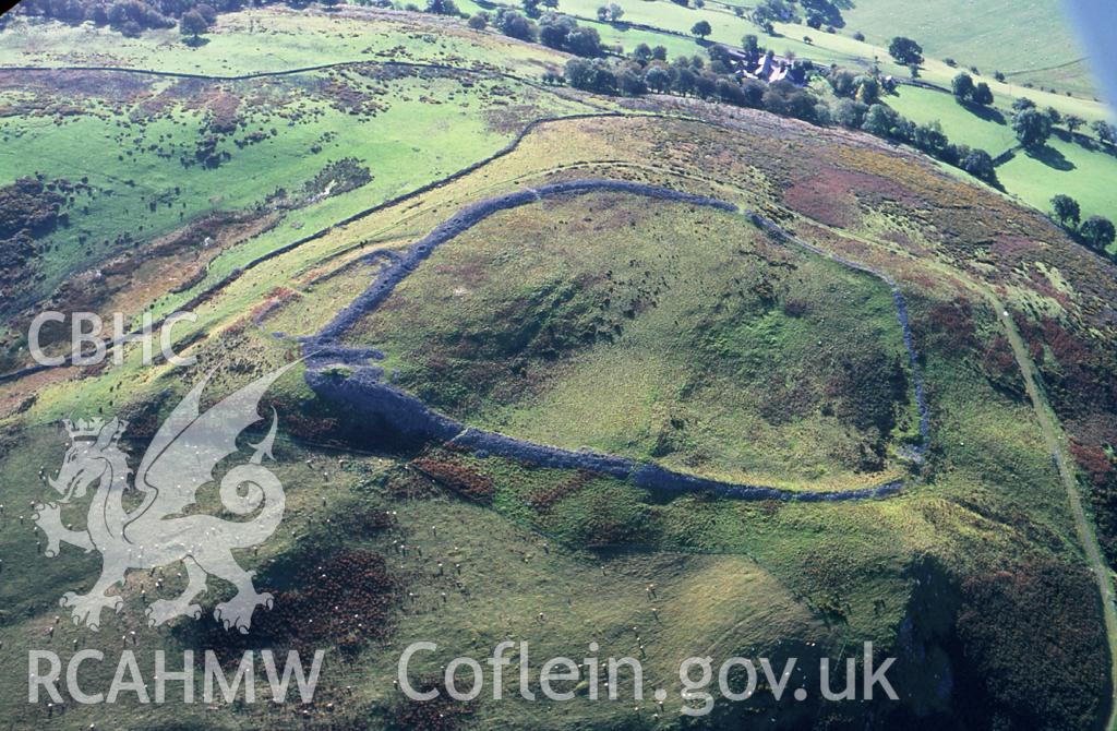 RCAHMW colour slide oblique aerial photograph of Caer Drewen Camp;  Caer Drewyn Camp, Corwen, taken by T.G.Driver on the 17/10/2000