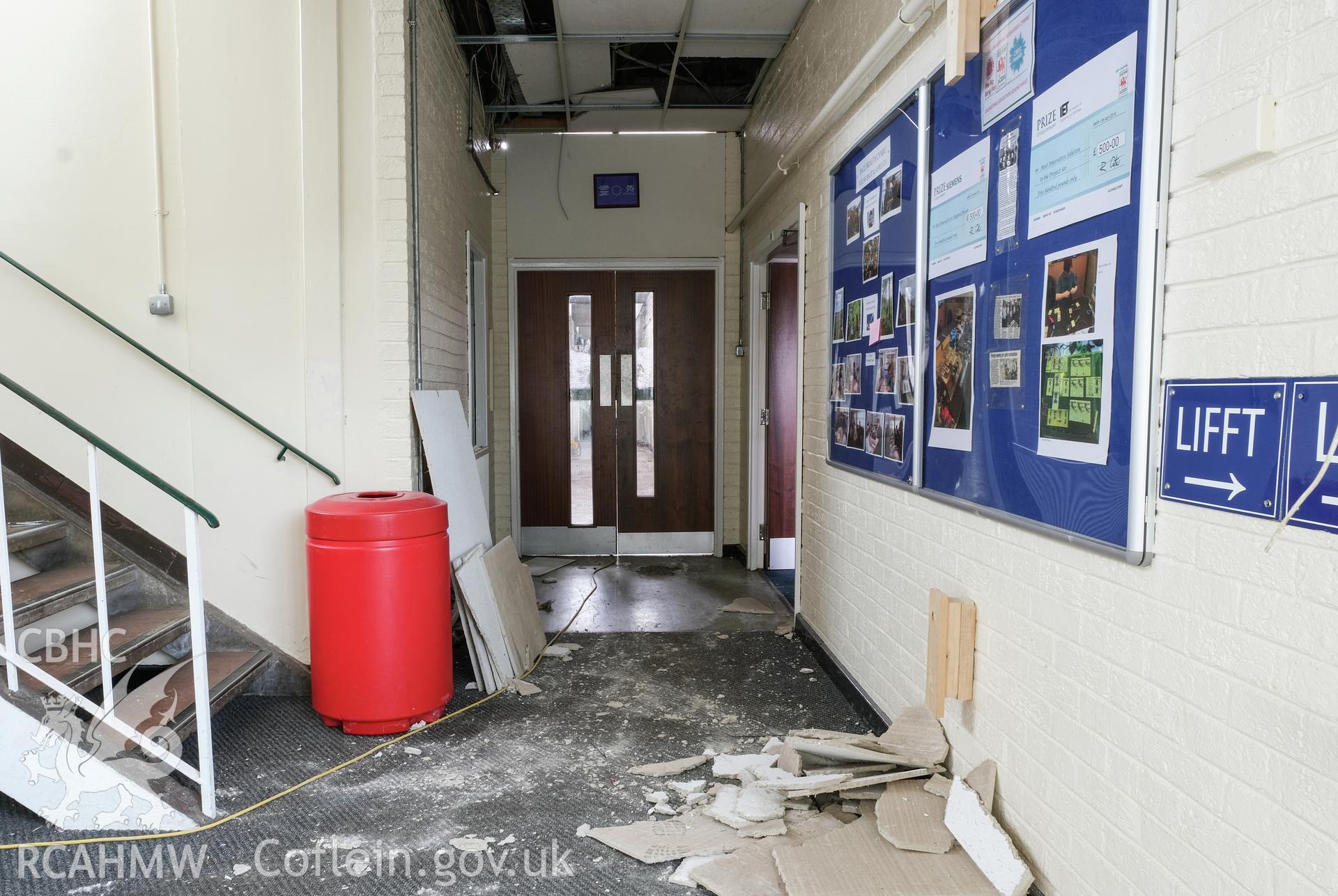 Digital colour photograph showing detailed interior view of hallway at Caernarfonshire Technical College, Ffriddoedd Road, Bangor. Photographed by Dilys Morgan and donated by Wyn Thomas of Grwp Llandrillo-Menai Further Education College, 2019.
