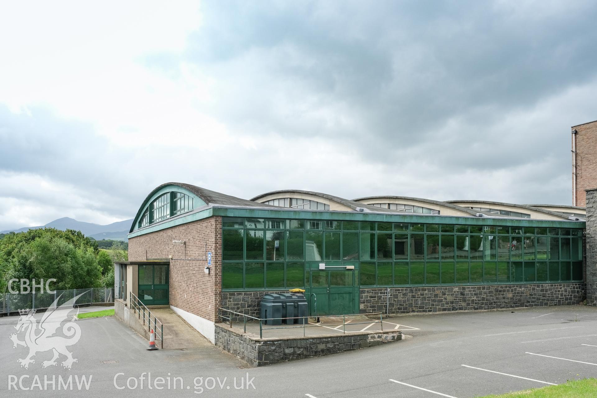 Digital colour photograph showing exterior view of Caernarfonshire Technical College, Ffriddoedd Road, Bangor. Photographed by Dilys Morgan and donated by Wyn Thomas of Grwp Llandrillo-Menai Further Education College, 2019.