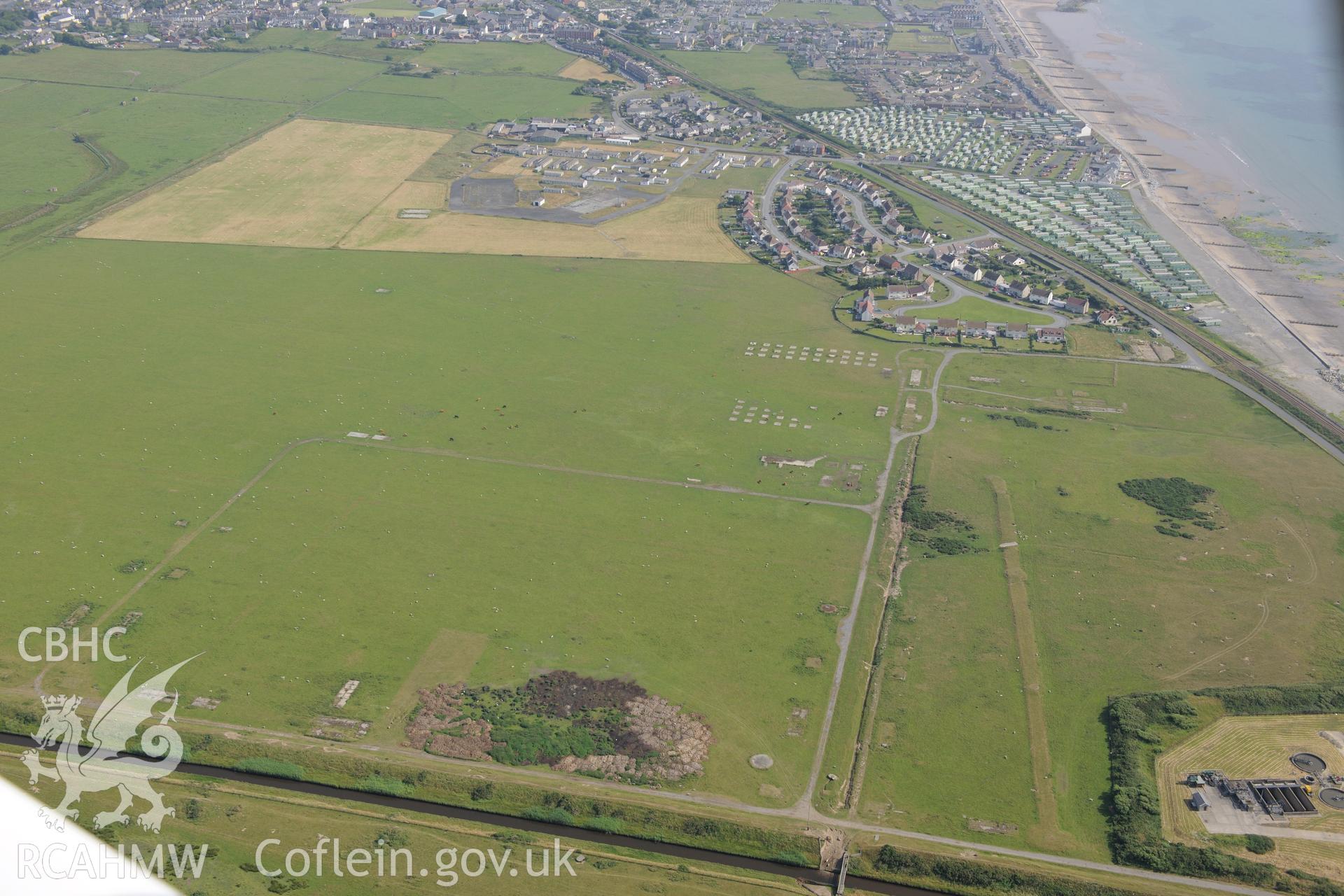 Tywyn airfield, the battle headquarters at Tywyn and the town of Tywyn. Oblique aerial photograph taken during RCAHMW?s programme of archaeological aerial reconnaissance by Toby Driver, 12th July 2013.