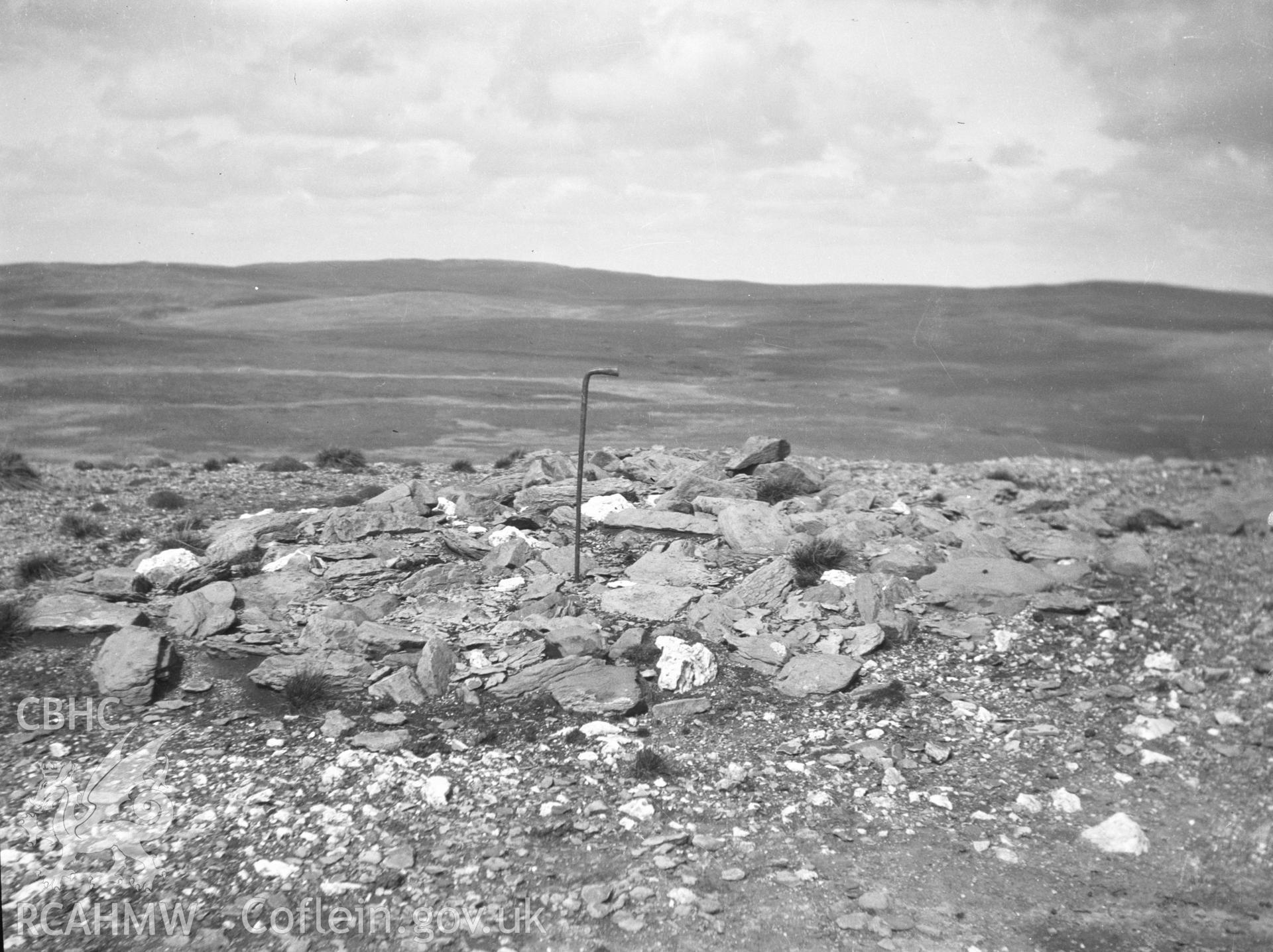Digital copy of a nitrate negative showing Cefnen Wen Tumulus.