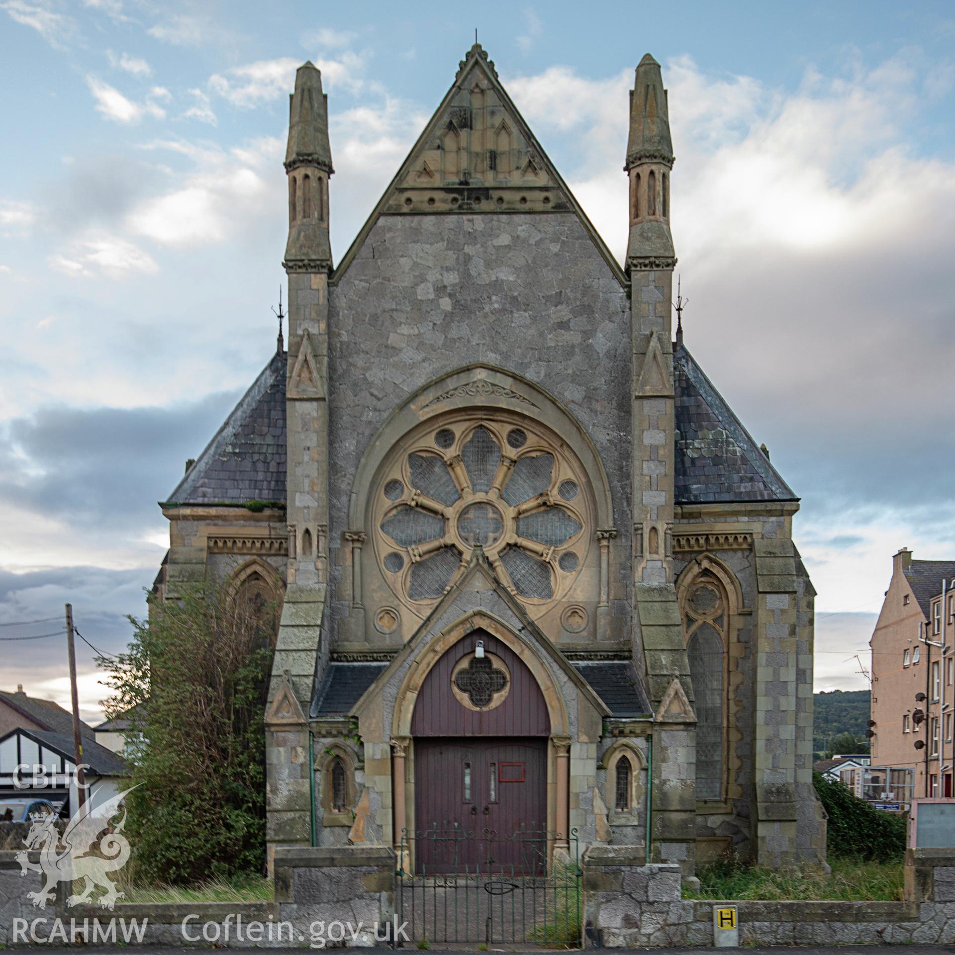 Colour photograph showing front elevation and entrance of the English Presbyterian Church on Marine Road, Pensarn, Abergele. Photographed by Richard Barrett on 26th September 2018.