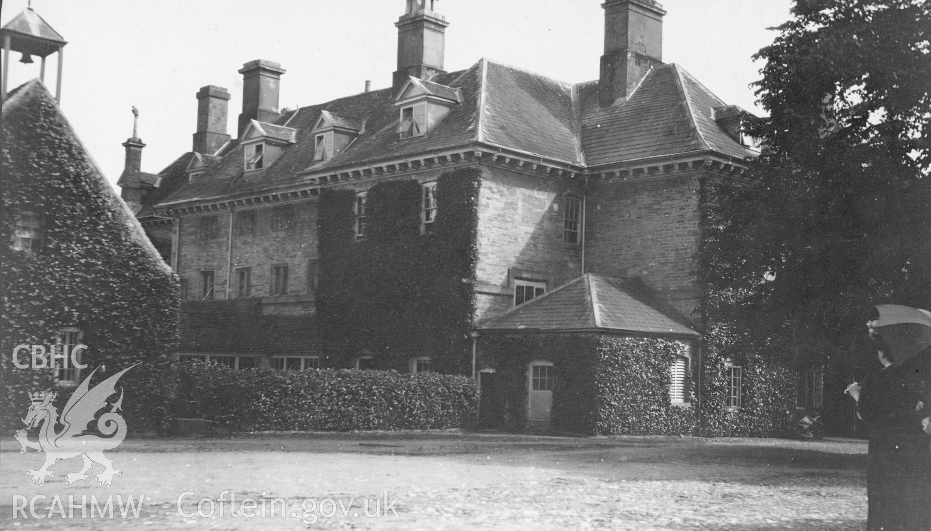 Digital copy of a black and white photograph showing an unidentified house.