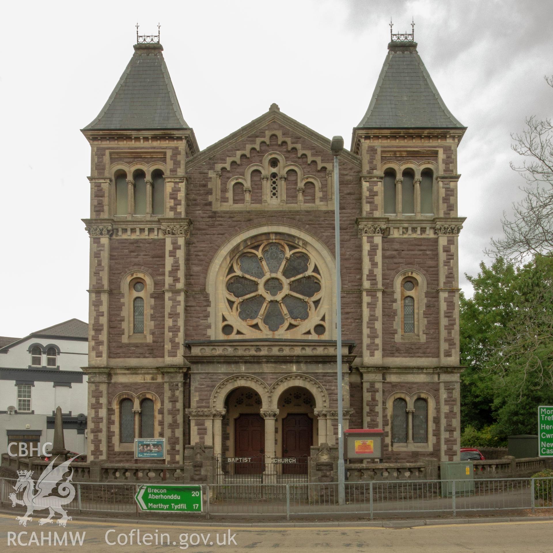 Colour photograph showing front elevation and entrance of Frogmore Street Baptist Chapel, Abergavenny. Photographed by Richard Barrett on 17th July 2018.