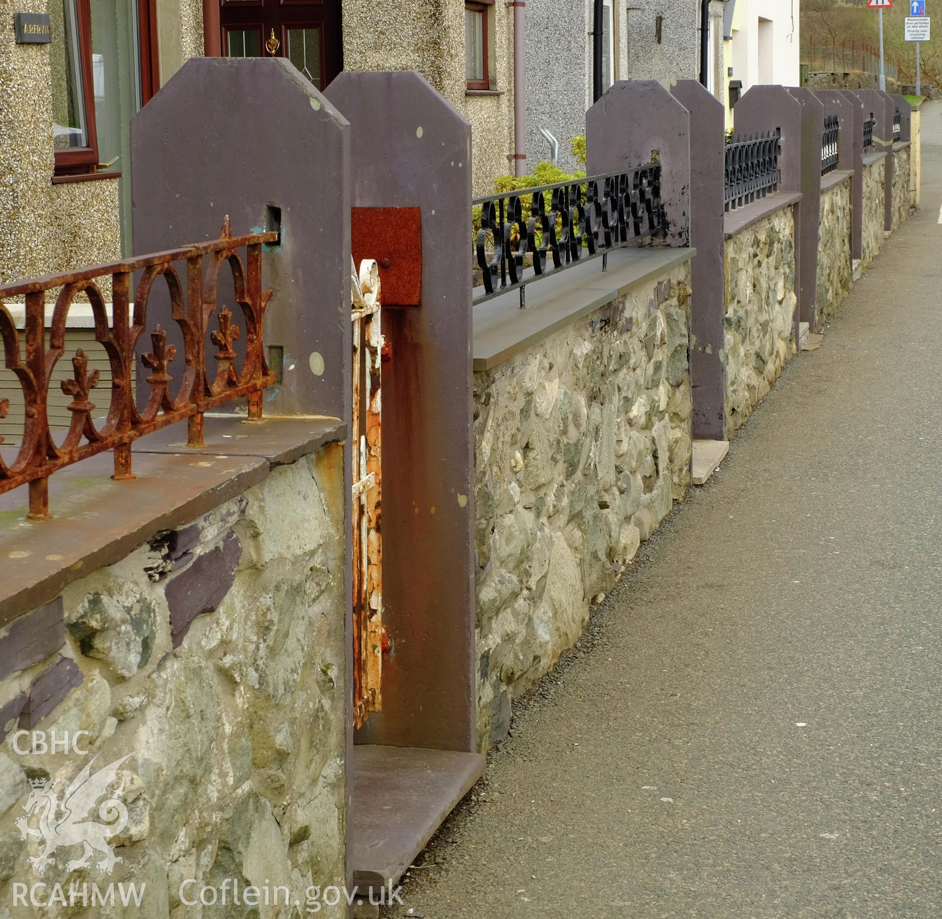 Colour photograph showing view looking east at forecourt walls and gate piers, Rhes Faenol, High Street, Deiniolen, produced by Richard Hayman 2nd February 2017