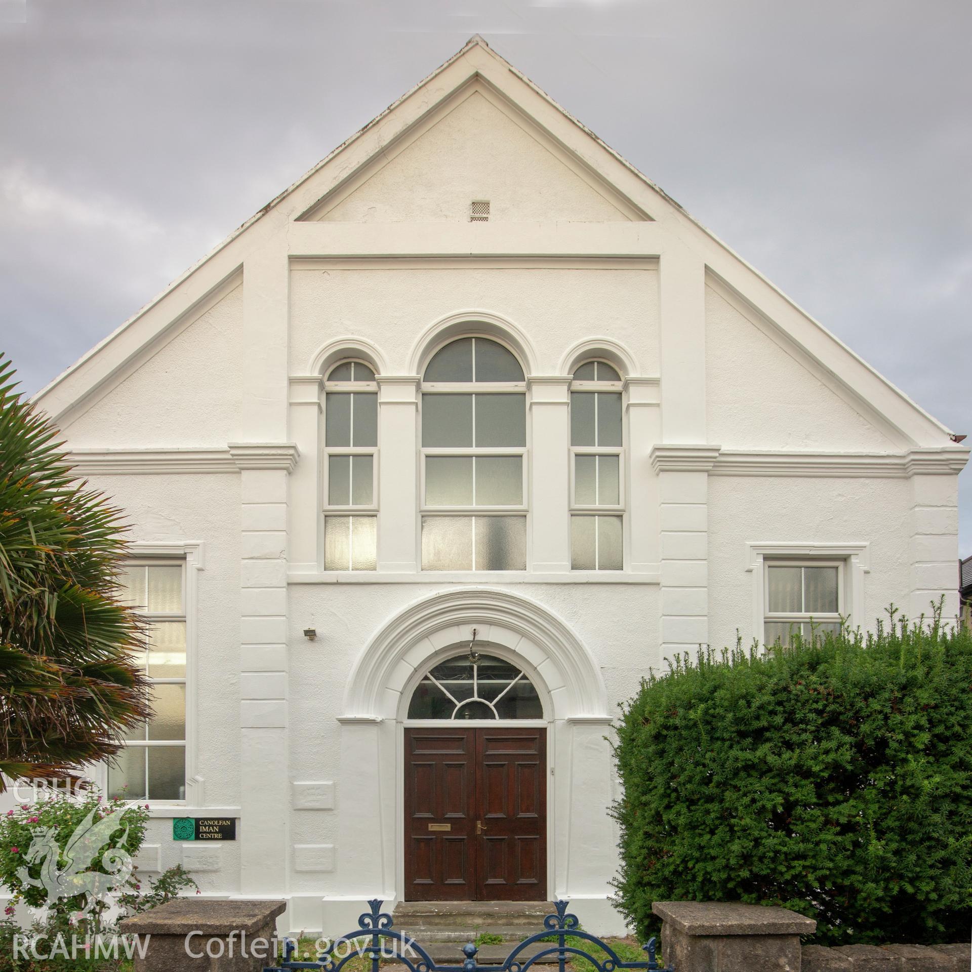 Colour photograph showing front elevation and entrance of Horeb Baptist Chapel, Glyn-y-Marl Road, Llandudno Junction. Photographed by Richard Barrett on 17th September 2018.