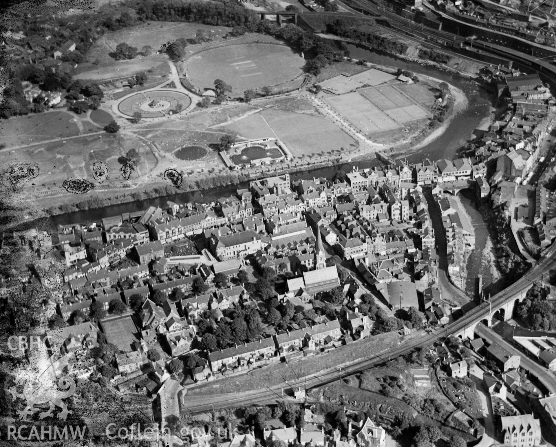 General view of Pontypridd, showing Ynysangharad Park, oblique aerial view. 5?x4? black and white glass plate negative.