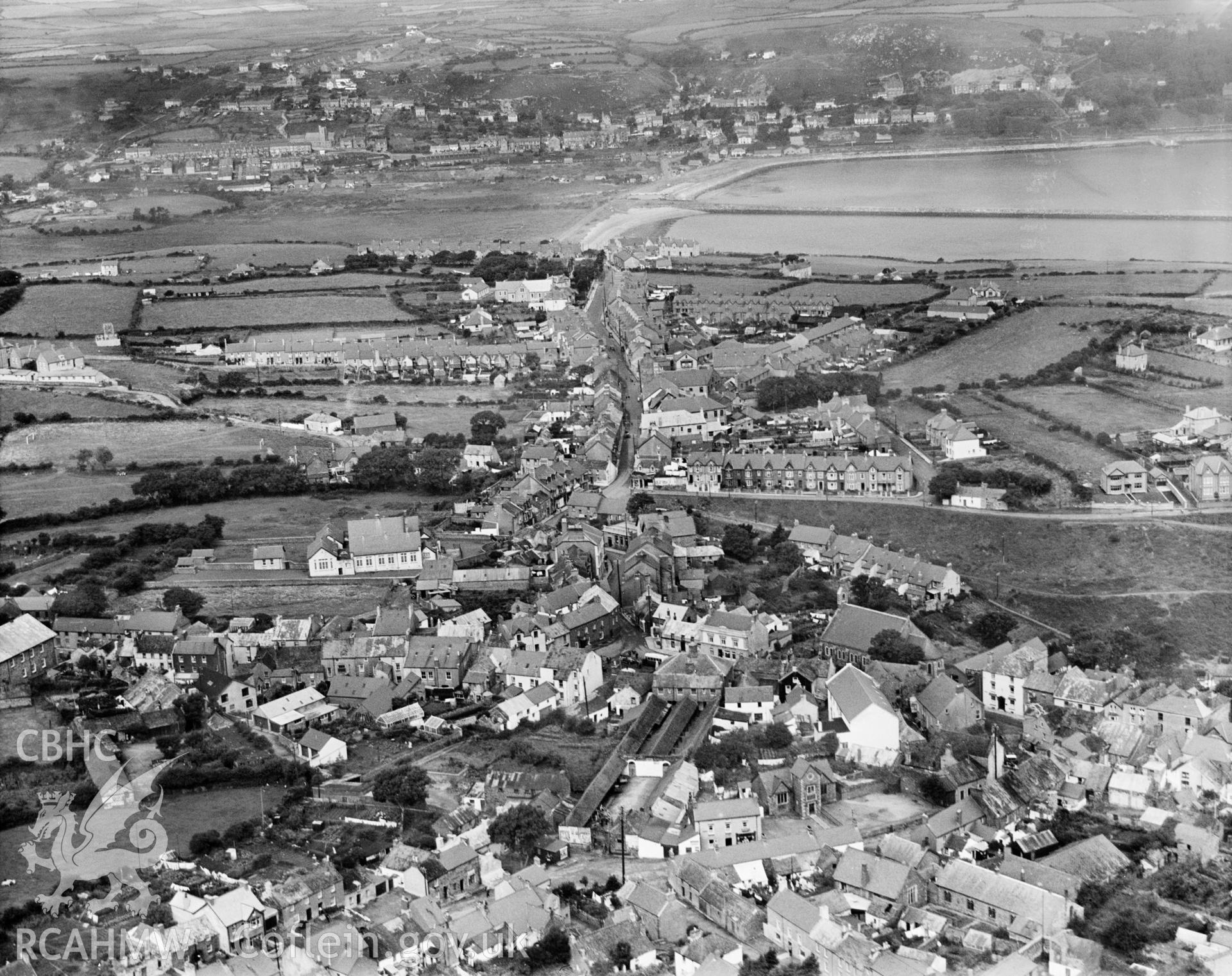 General view of Fishguard, oblique aerial view. 5?x4? black and white glass plate negative.