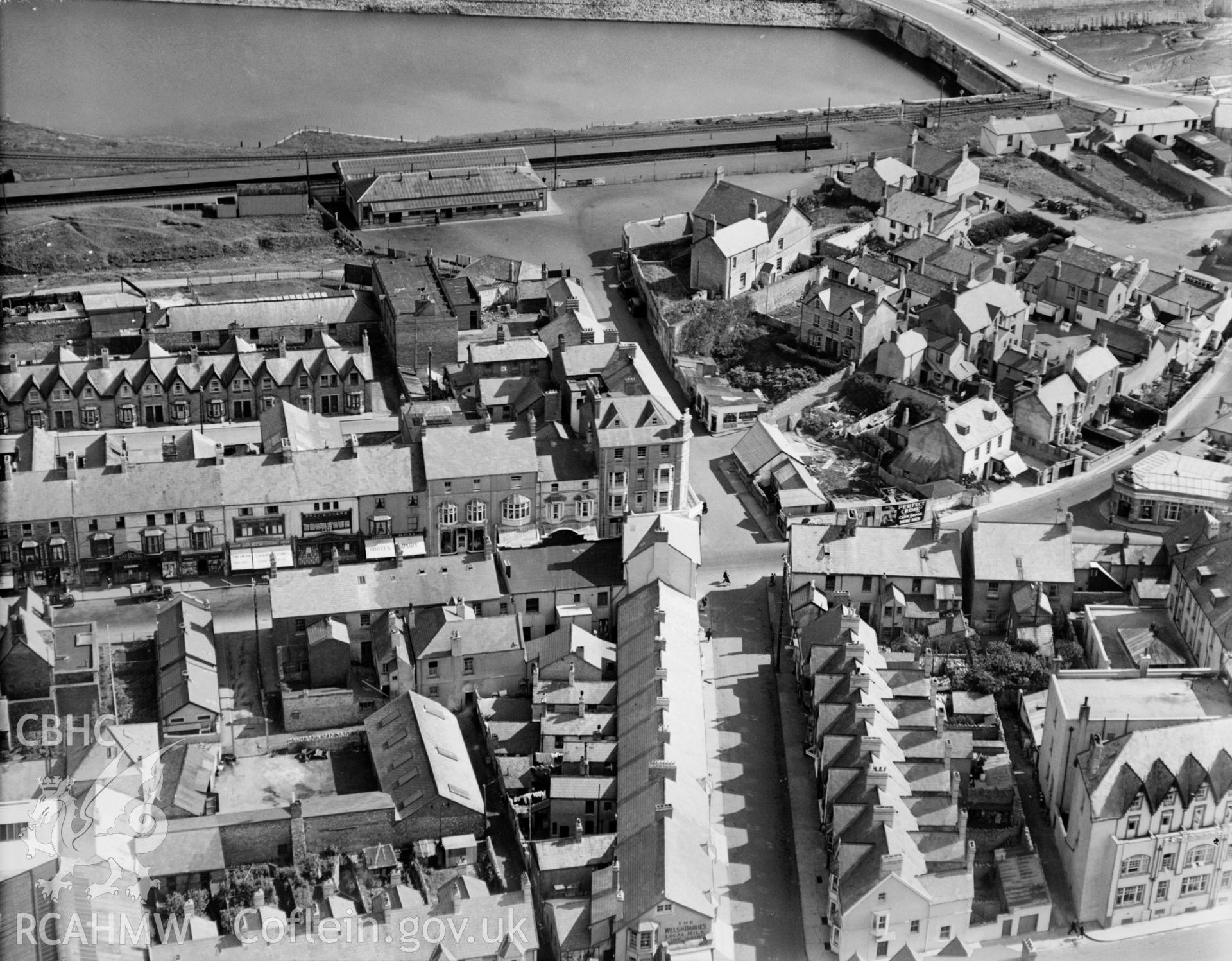 View of streets in Porthcawl, oblique aerial view. 5?x4? black and white glass plate negative.