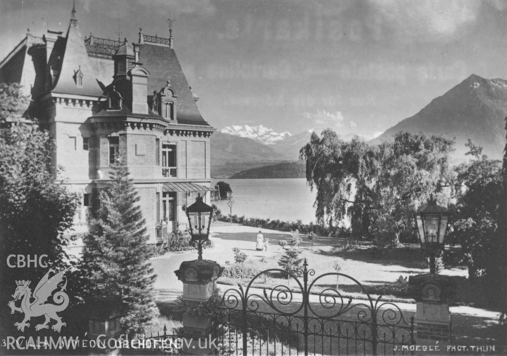 Digital copy of a black and white postcard showing Villa Simeon Obehofen.