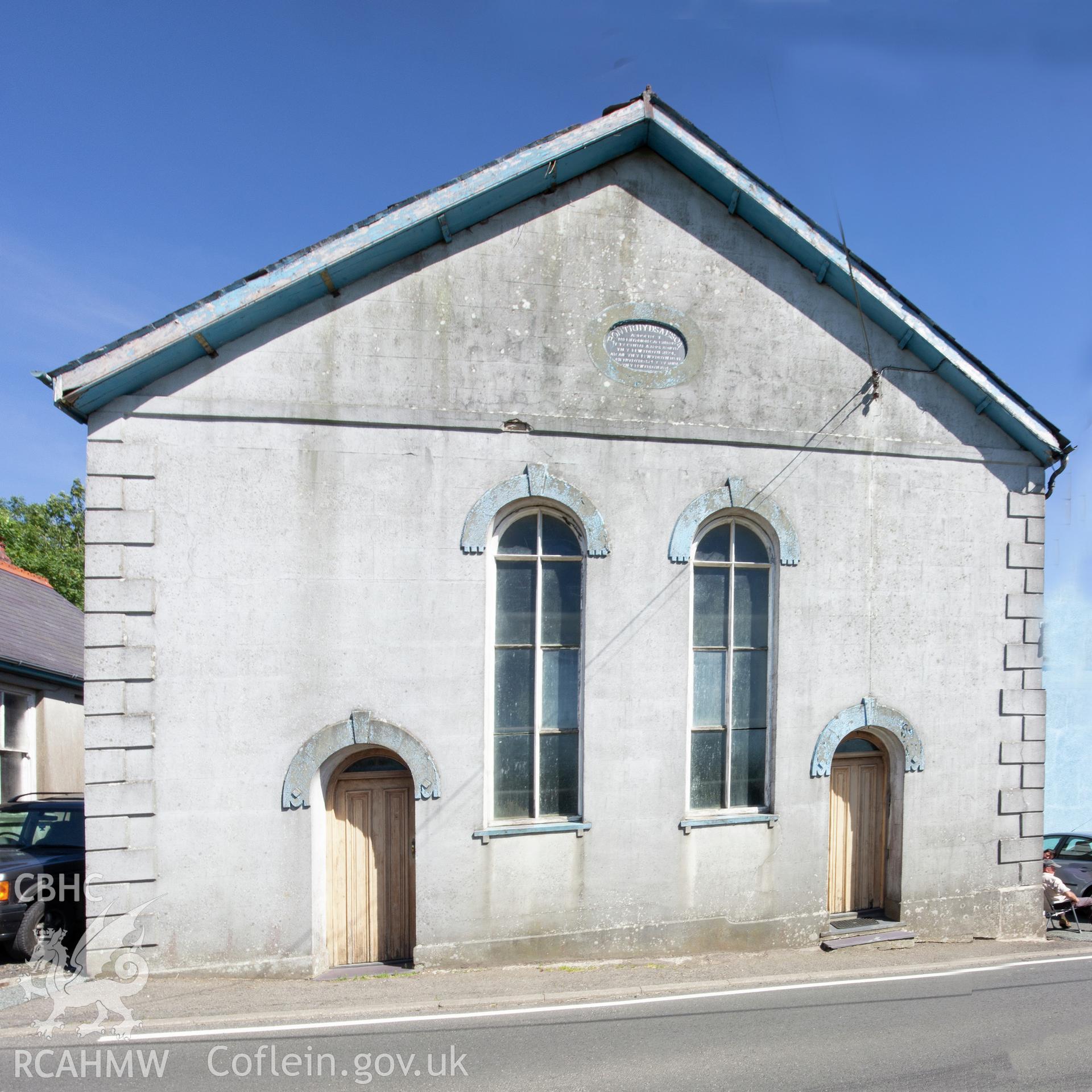 Colour photograph showing front elevation and entrance of Pontsaeson Welsh Calvinistic Methodist Chapel, Pont-rhyd Saeson. Photographed by Richard Barrett on 24th June 2018.