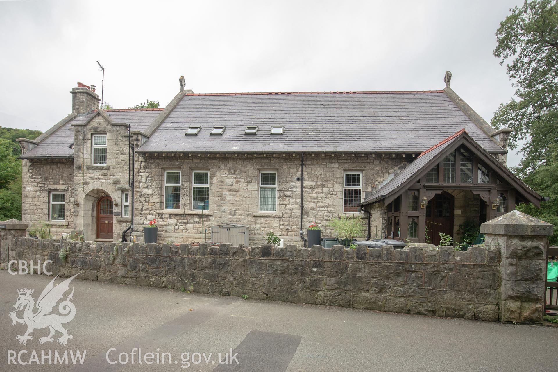 Colour photograph showing side elevation and entrance of Beulah Calvinistic Methodist Chapel, Beulah Avenue, Terfyn, Llanddulas. Photographed by Richard Barrett on 17th September 2018.
