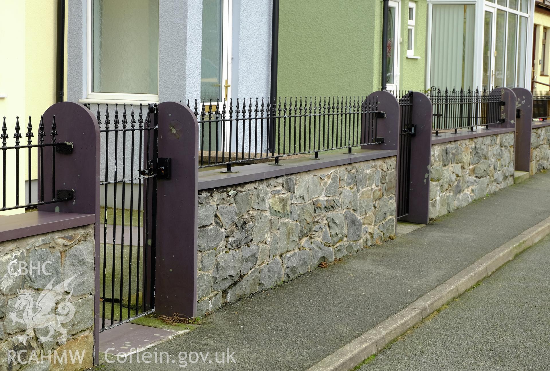 Colour photograph showing view of forecourt walls and gates at Tai Caradog, Deiniolen, produced by Richard Hayman 2nd February 2017