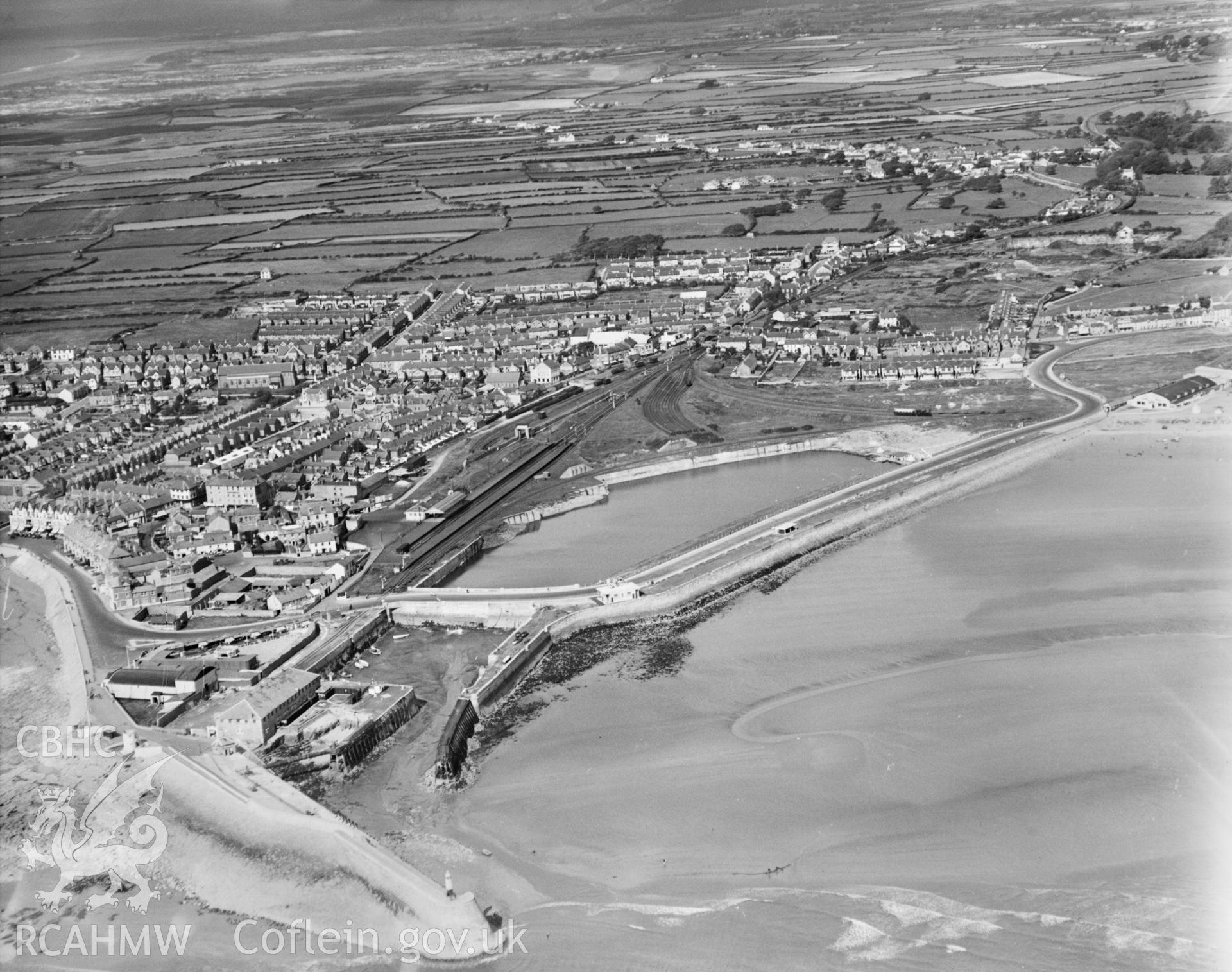 General view of Porthcawl, oblique aerial view. 5?x4? black and white glass plate negative.