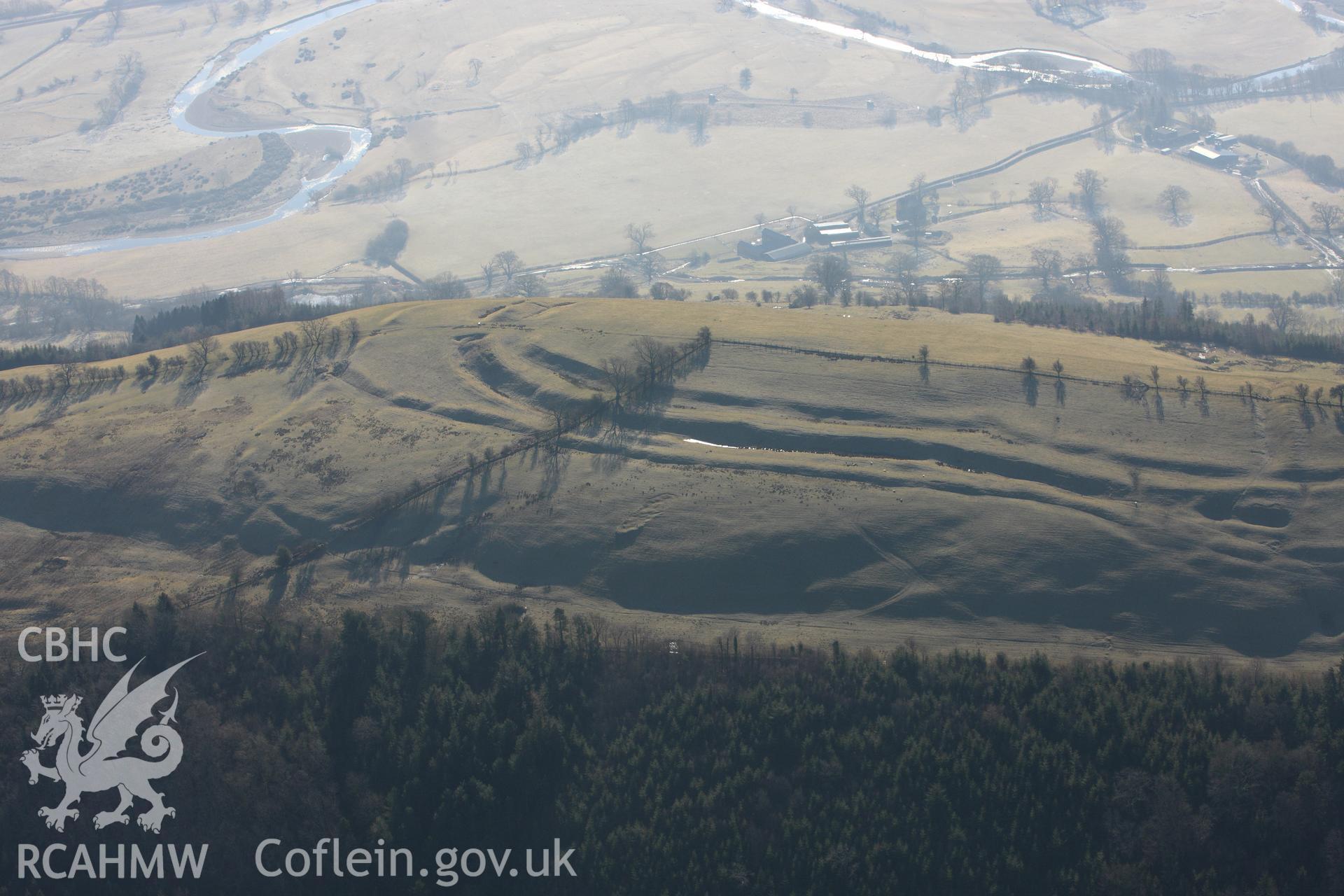 RCAHMW colour oblique photograph of Cefn Carnedd hillfort. Taken by Toby Driver on 08/03/2010.