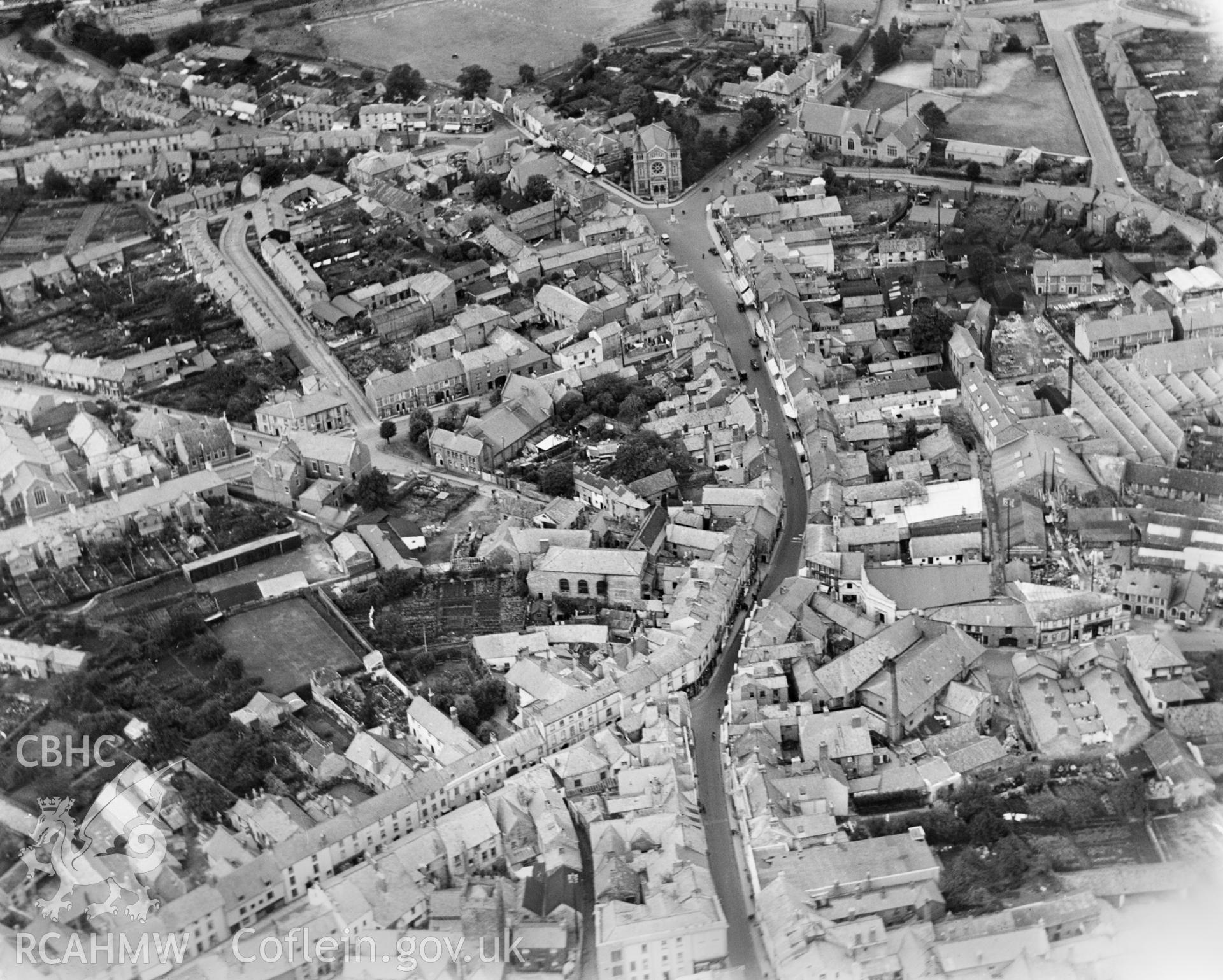 General view of Abergavenny, oblique aerial view. 5?x4? black and white glass plate negative.