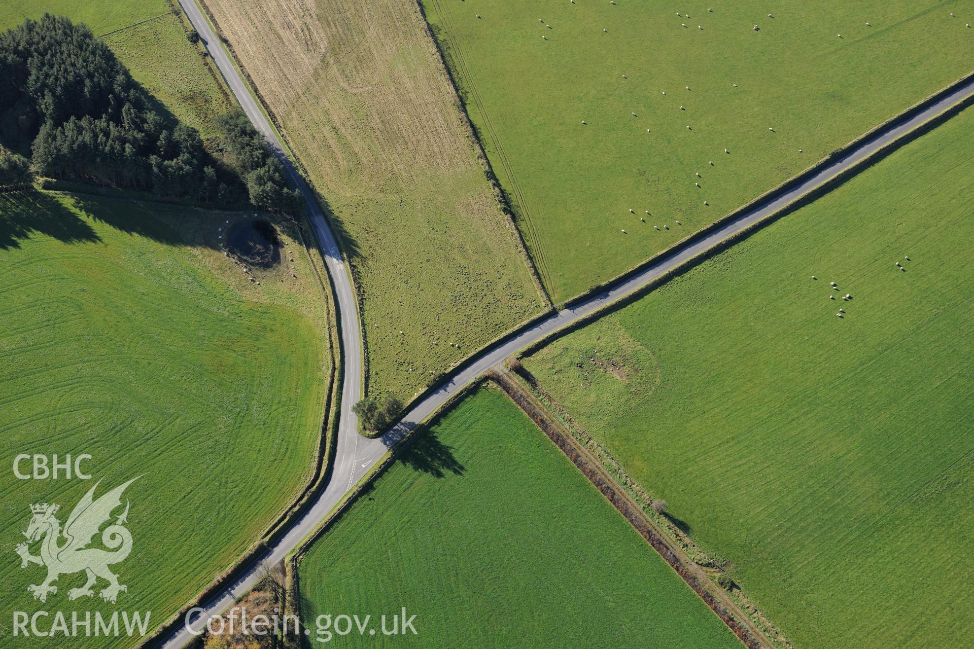 Whilgarn cairn, near Lampeter. Oblique aerial photograph taken during the Royal Commission's programme of archaeological aerial reconnaissance by Toby Driver on 2nd November 2015.