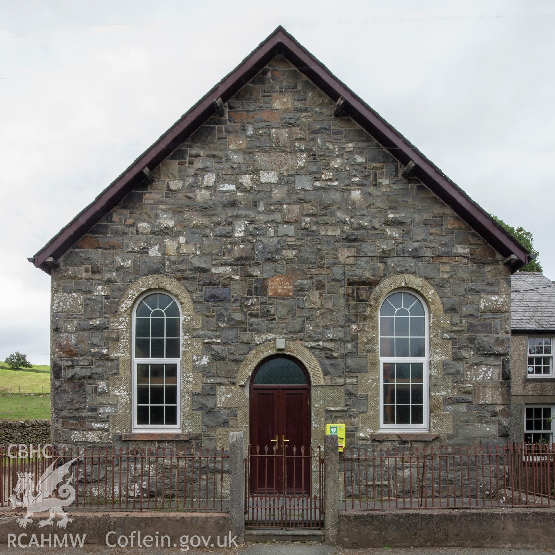 Colour photograph showing front elevation and entrance of Hermon Independent chapel, Pentre-Llyn-Cymer near Cerrigydrudion. Photographed by Richard Barrett on 11th August 2018.