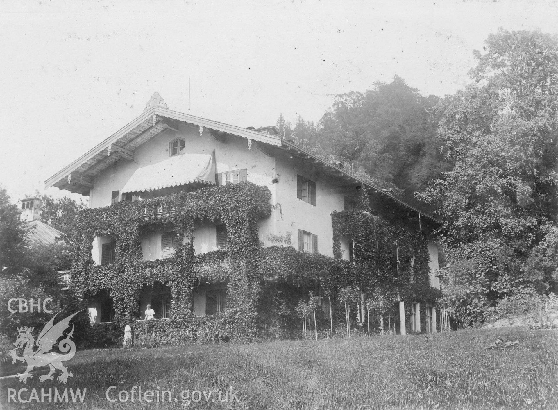 Digital copy of a black and white photograph showing Villa Arlo.