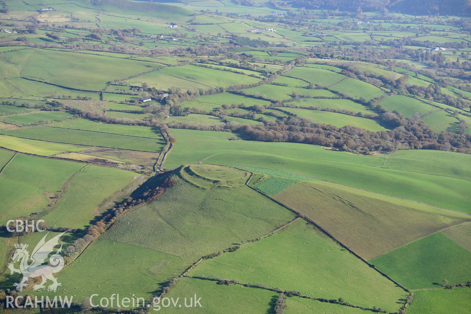 Castell Perthi-Mawr or Castell Cilcennin hillfort, near Ciliau-Aeron, Aberaeron.  Oblique aerial photograph taken during the Royal Commission's programme of archaeological aerial reconnaissance by Toby Driver on 2nd November 2015.