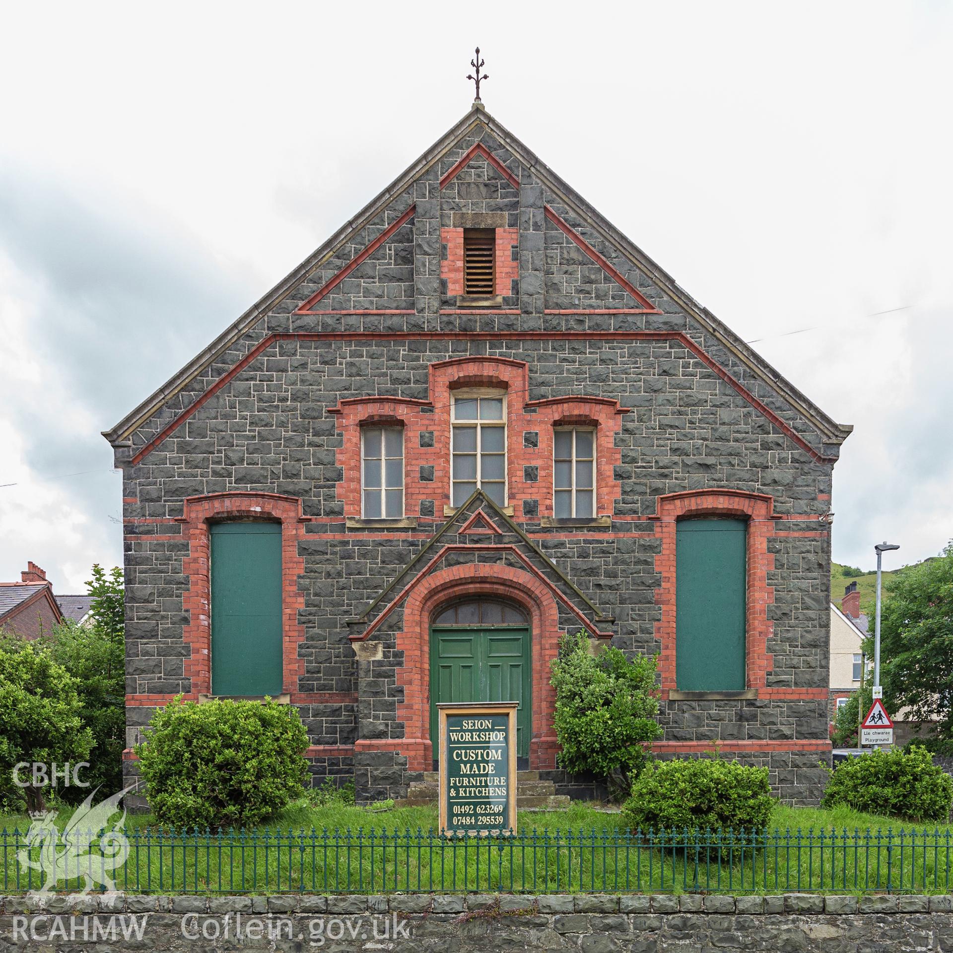 Colour photograph showing front elevation and entrance of Seion Welsh Baptist Chapel, Bangor Road, Penmaenmawr. Photographed by Richard Barrett on 15th June 2018.