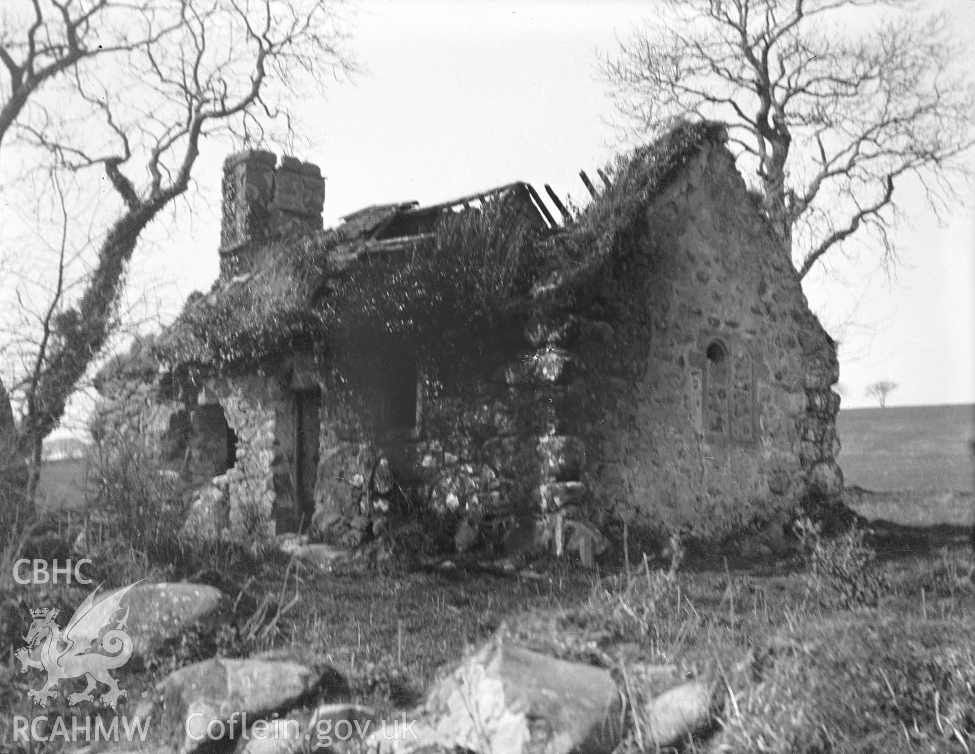 Digital copy of a black and white negative showing an unidentified cottage.