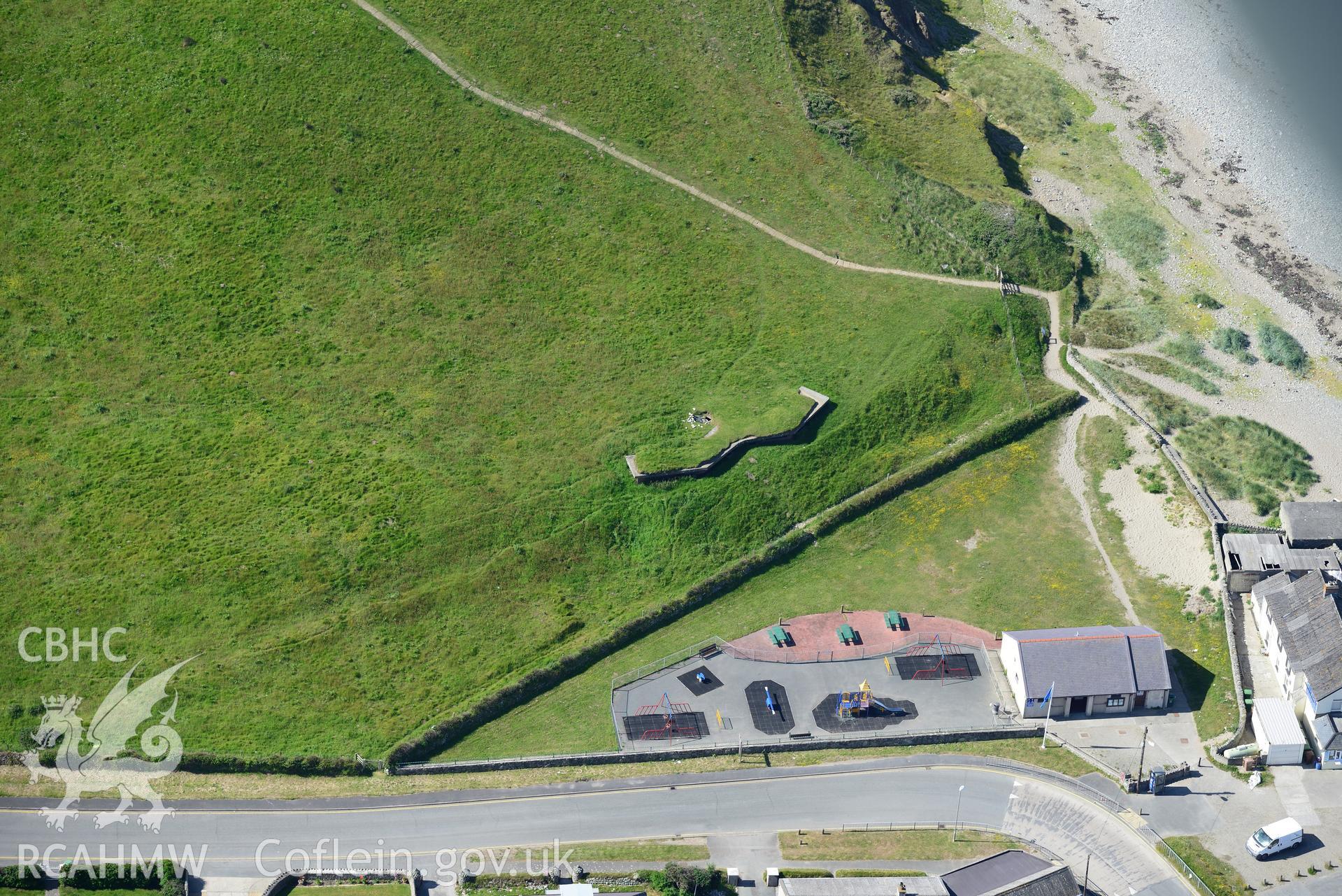 Seagull trench on the southern outskirts of Dinas Dinlle. Oblique aerial photograph taken during the Royal Commission's programme of archaeological aerial reconnaissance by Toby Driver on 23rd June 2015.