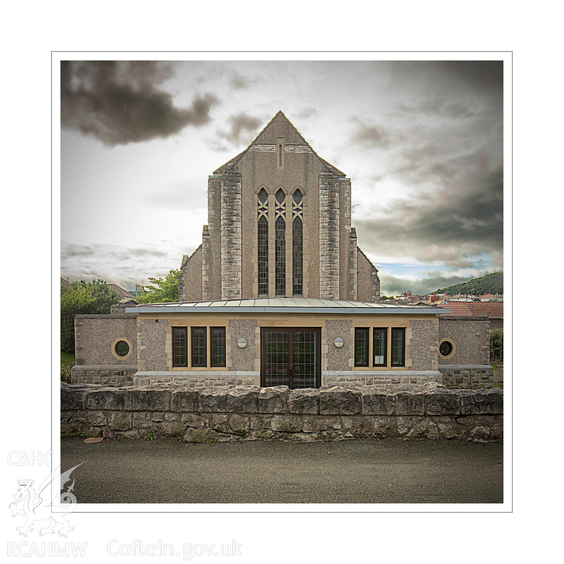 Colour photograph showing front elevation and entrance of Rhos-on-Sea English Congregational Church, Colwyn Avenue, Rhos-on-Sea. Photographed by Richard Barrett on 17th September 2018.