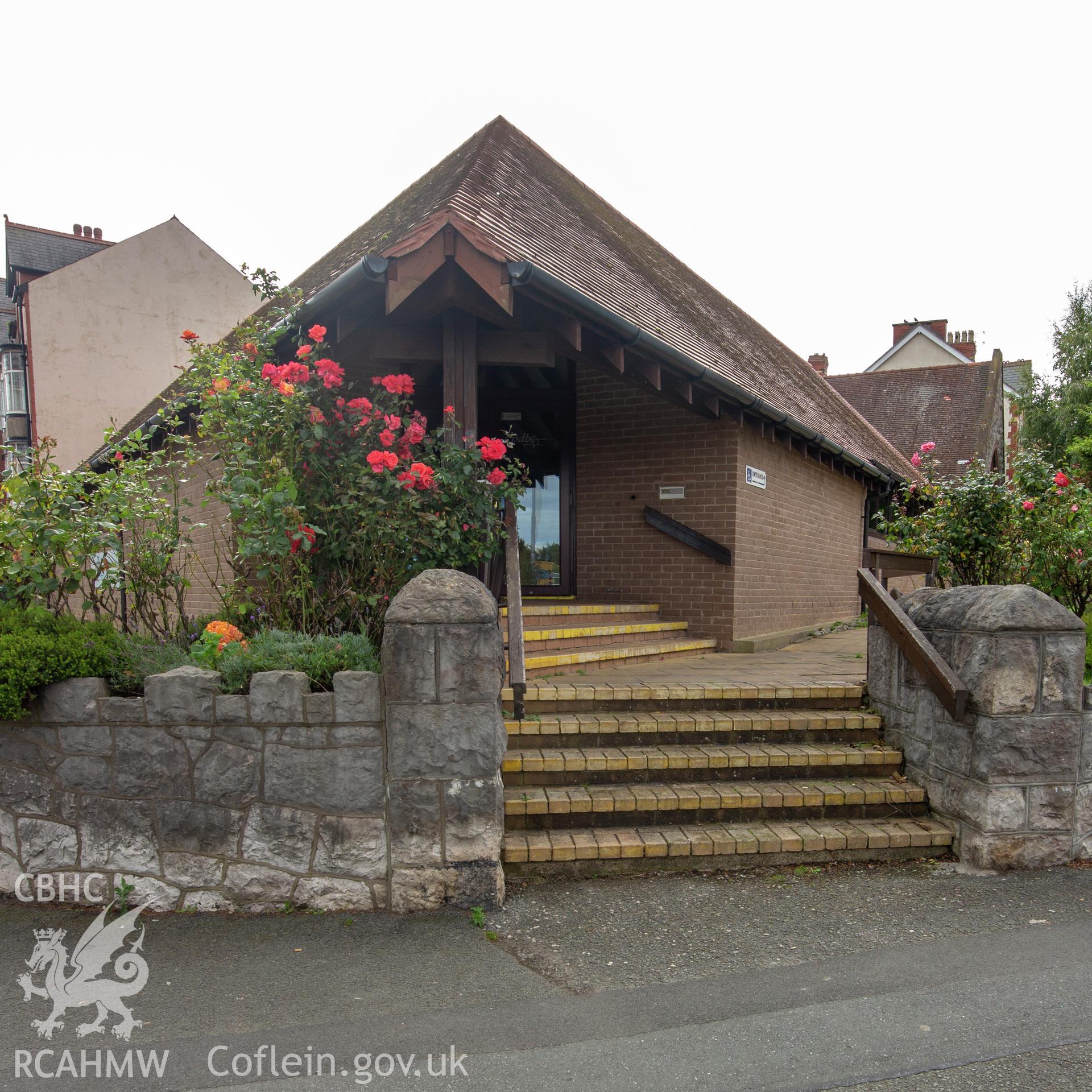 Colour photograph showing front elevation and entrance of the Baptist Church on Hawarden Road, Colwyn Bay. Photographed by Richard Barrett on 17th September 2018.