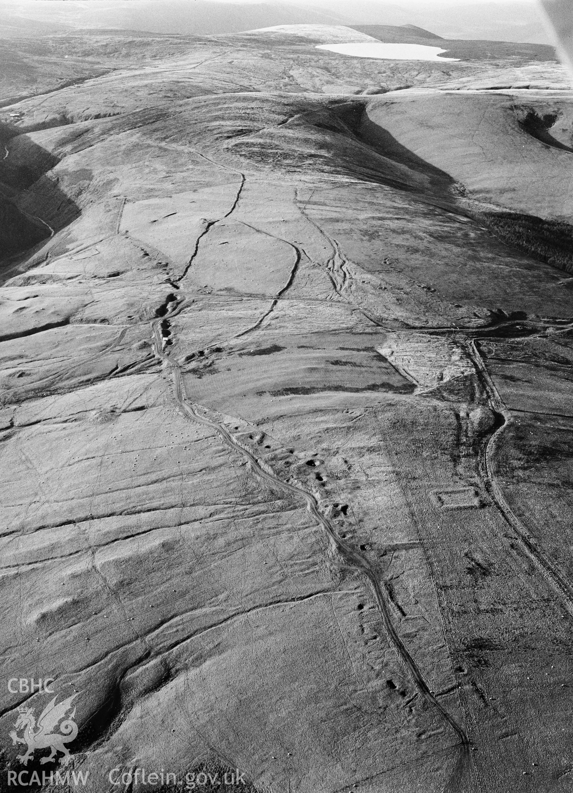 RCAHMW Black and white oblique aerial photograph of an enclosure west of Dyfngwm Lead Mine, Llanbrynmair, taken on 08/12/1992 by CR Musson