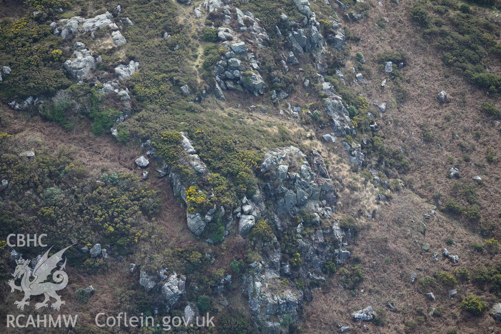 Carreg Samson or Carn Wnda chambered tomb, Llanwnda, near Fishguard. Oblique aerial photograph taken during the Royal Commission's programme of archaeological aerial reconnaissance by Toby Driver on 13th March 2015.