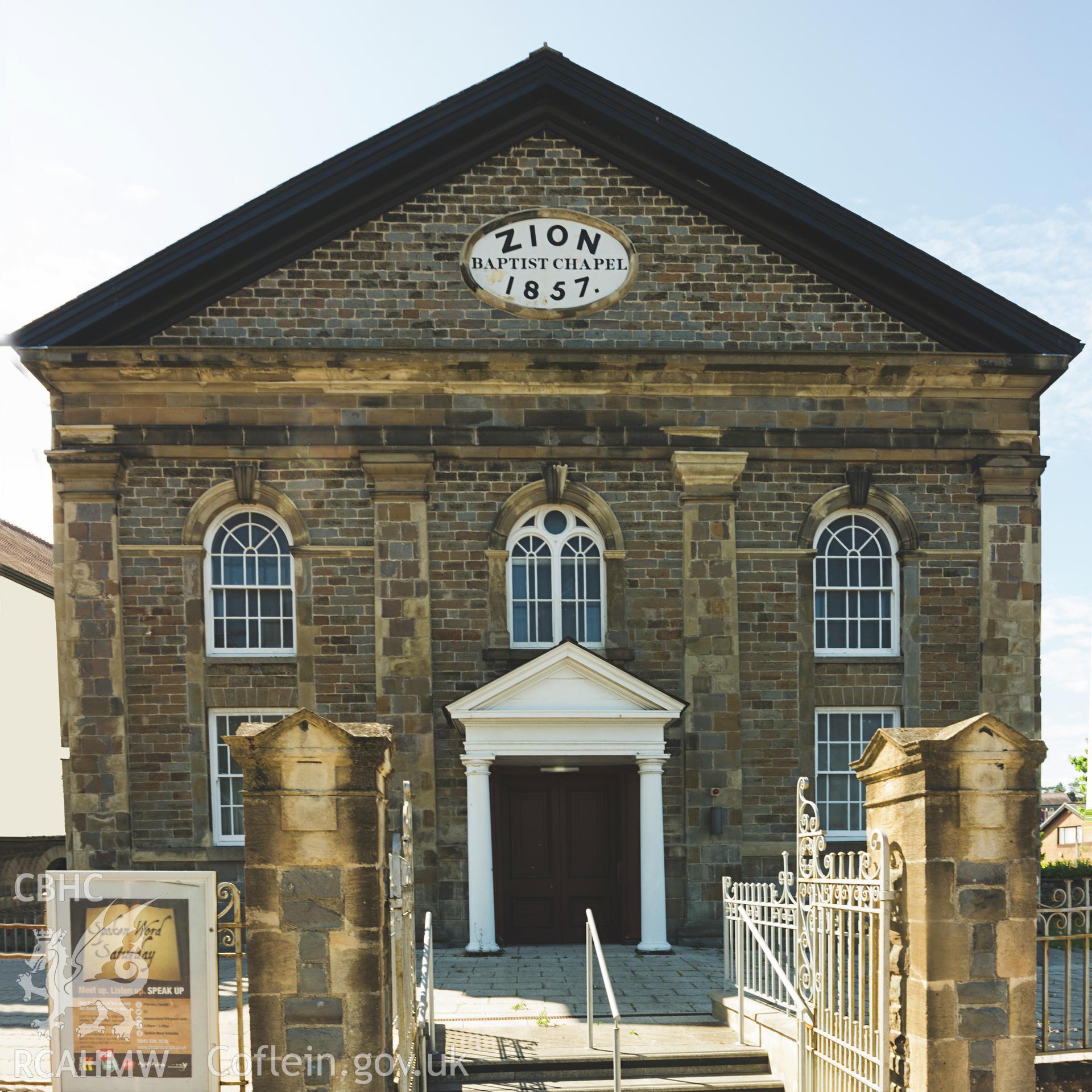 Colour photograph showing front elevation and entrance of Zion Welsh Baptist Church, Upper Park Street, Llanelli. Photographed by Richard Barrett on 15th July 2018.