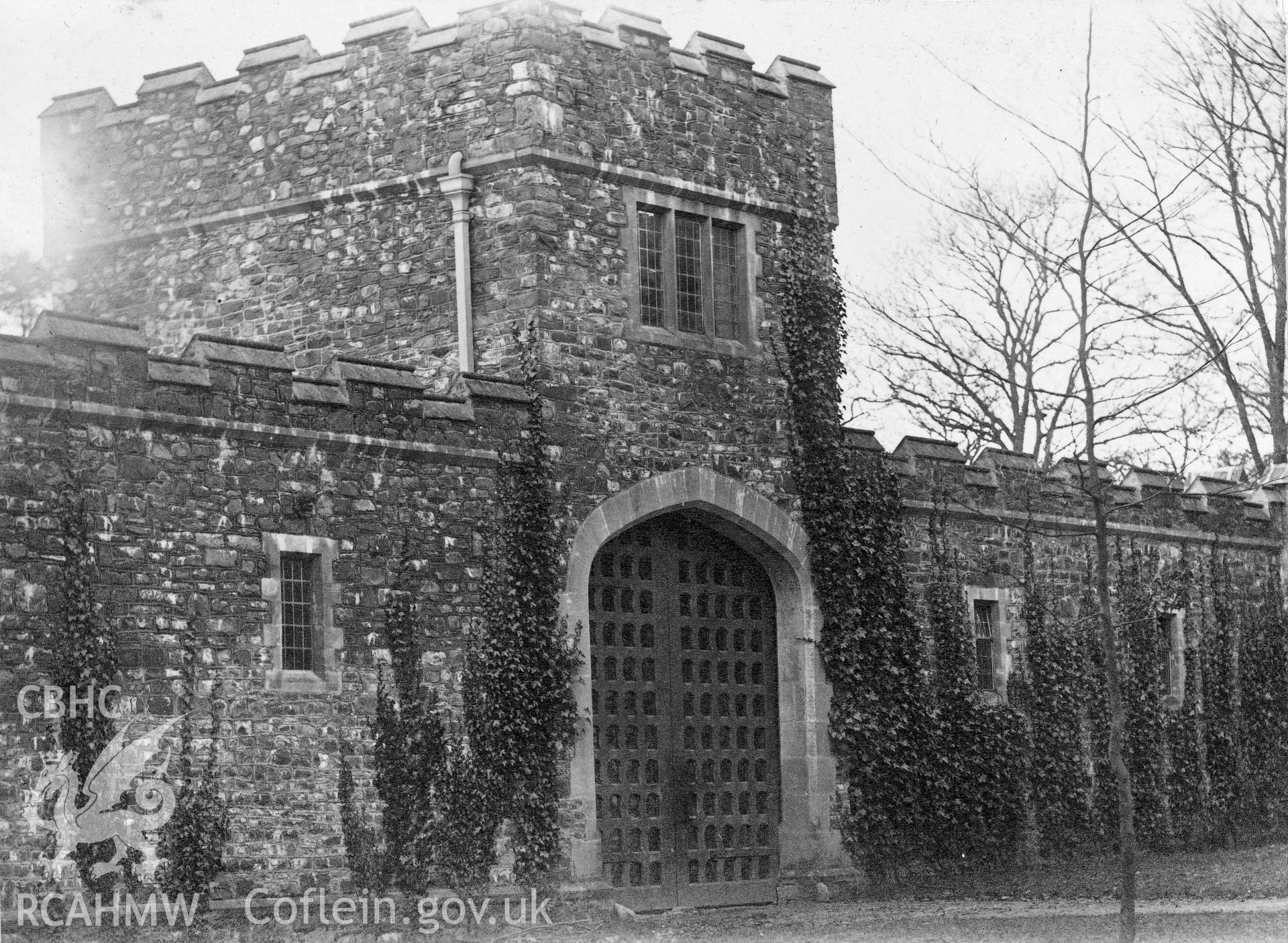 Postcard view showing Maesgwynne, Llanboidy.