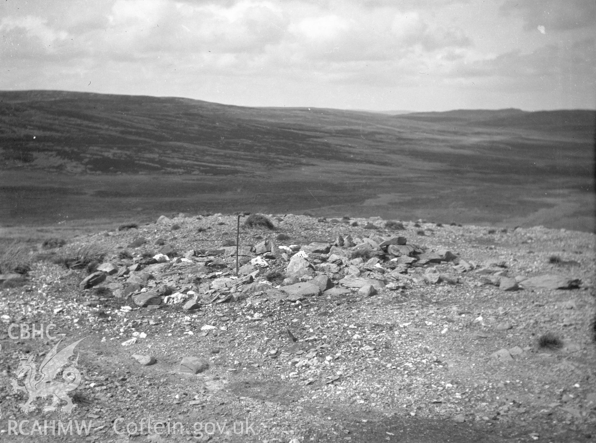 Digital copy of a nitrate negative showing Cefnen Wen Tumulus.