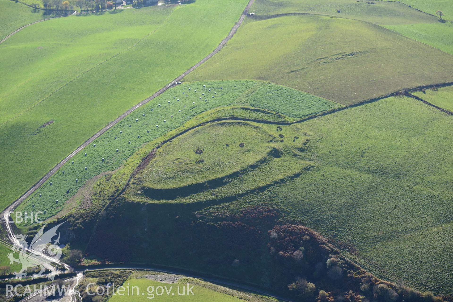 Castell Perthi-Mawr or Castell Cilcennin hillfort, near Ciliau-Aeron, Aberaeron.  Oblique aerial photograph taken during the Royal Commission's programme of archaeological aerial reconnaissance by Toby Driver on 2nd November 2015.