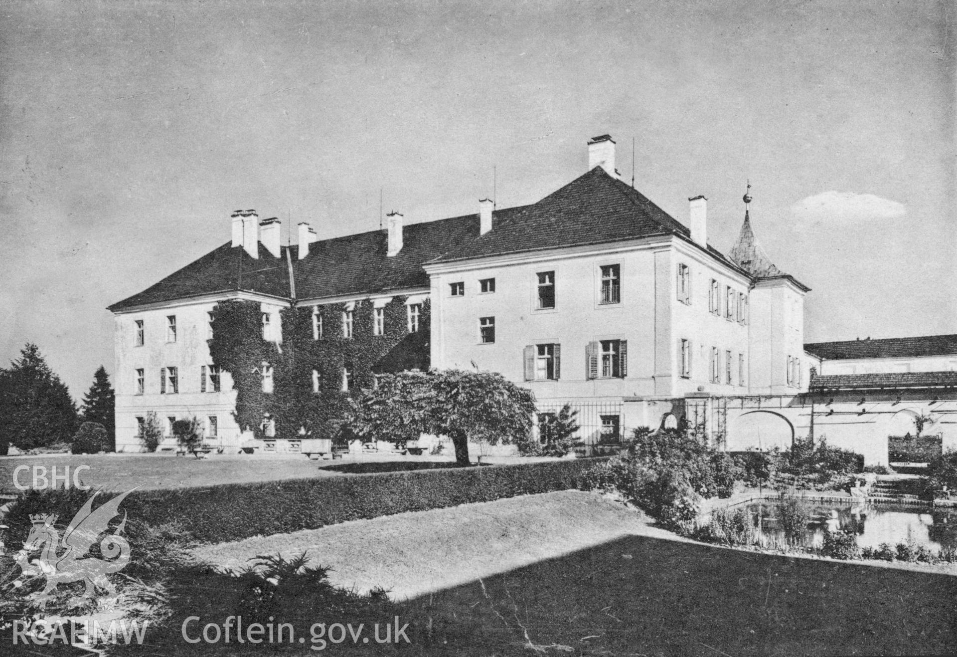 Digital copy of a black and white postcard showing an unidentified house.
