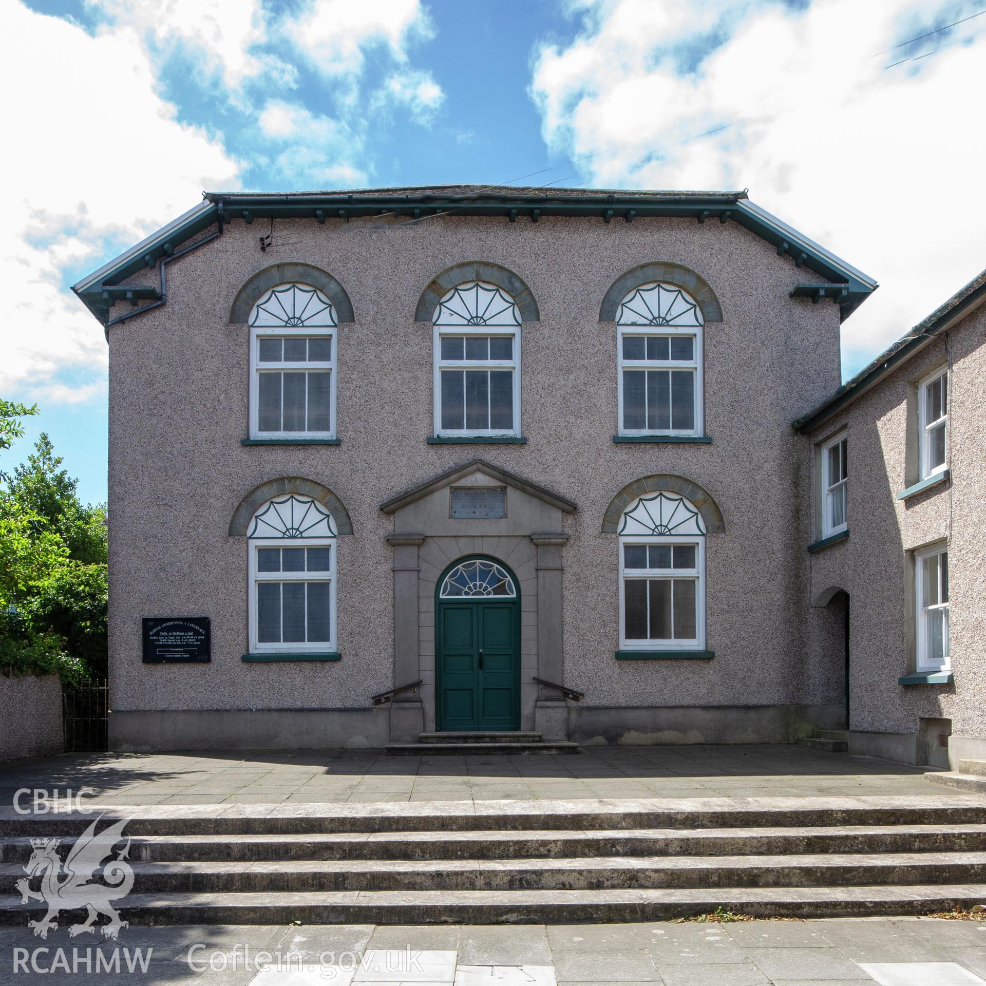 Colour photograph showing front elevation and entrance of Tabernacl Welsh Independent Chapel, Park Street, Upper Fishguard. Photographed by Richard Barrett on 22nd June 2018.