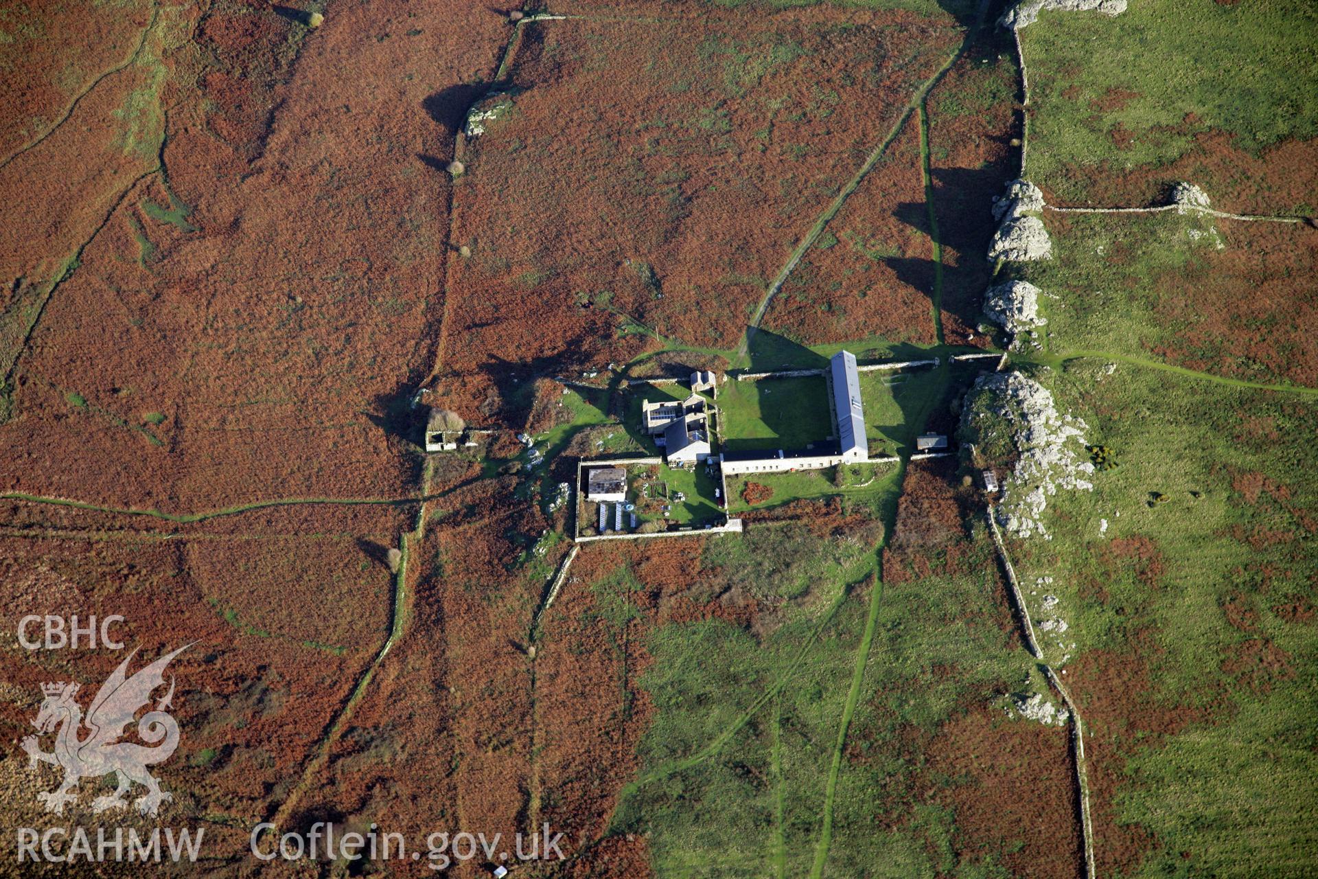 RCAHMW colour oblique photograph of farm, Skomer Island, viewed from the west. Taken by O. Davies & T. Driver on 22/11/2013.