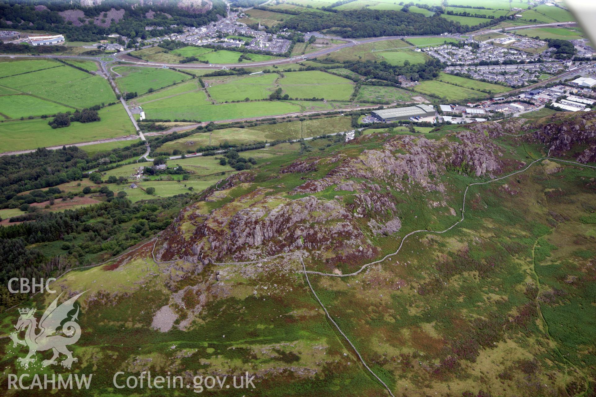 RCAHMW colour oblique photograph of Moel-y-Gest Hillfort, west of Porthmadog. Taken by Toby Driver on 17/08/2011.