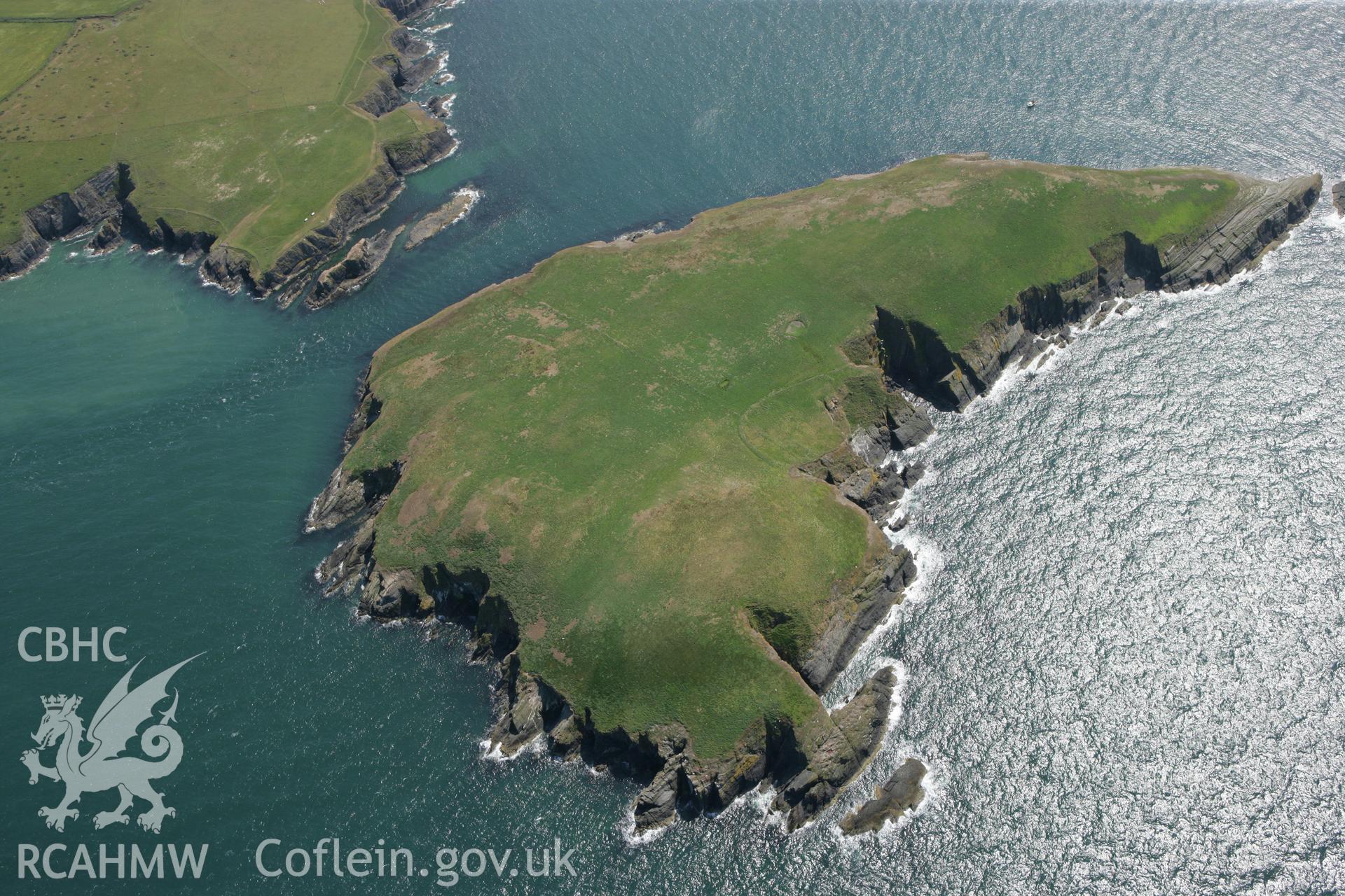 RCAHMW colour oblique photograph of Enclosure, Cardigan Island. Taken by Toby Driver and Oliver Davies on 28/06/2011.