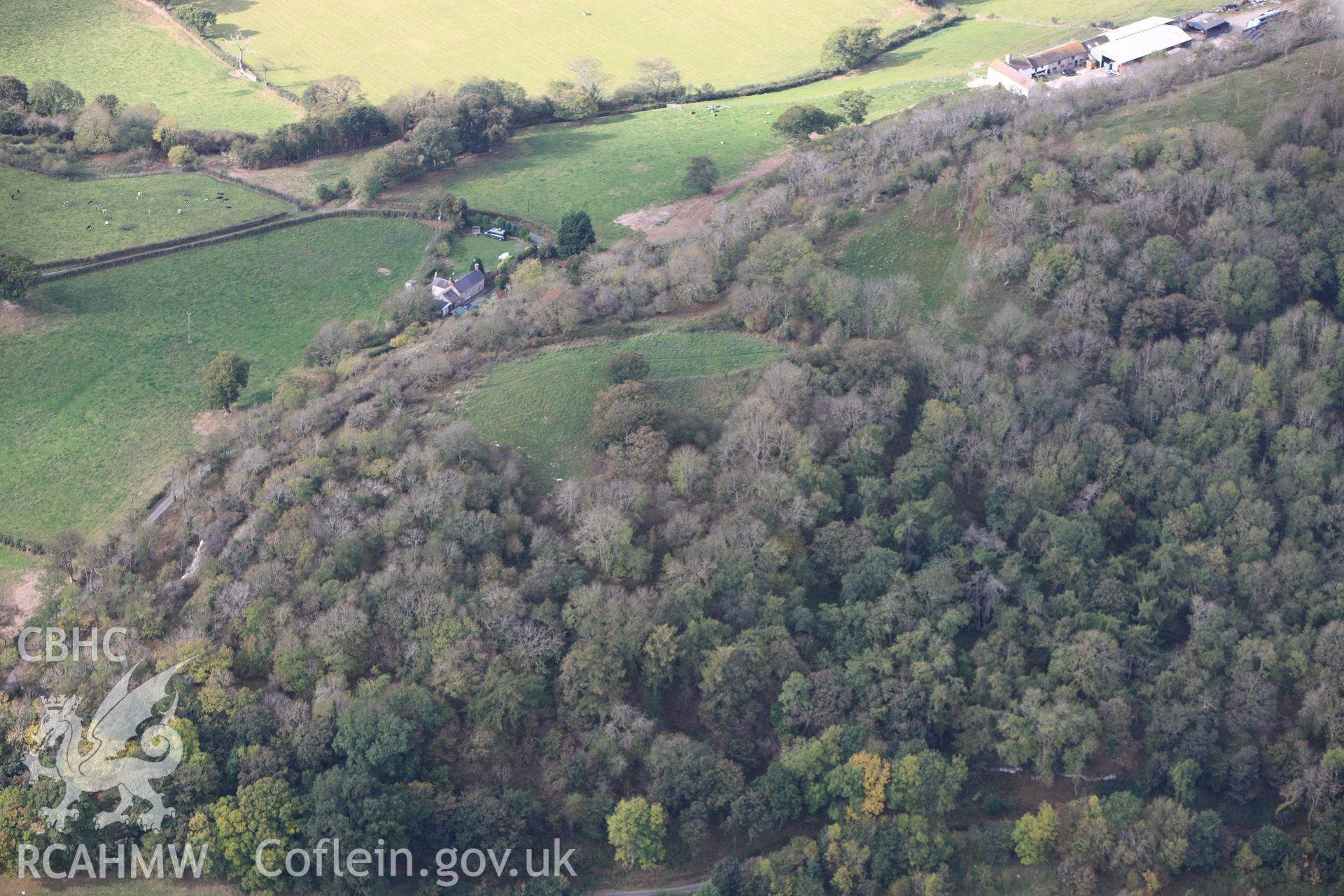RCAHMW colour oblique photograph of Bedd-y-Cawr, Defended Enclosure. Taken by Toby Driver on 04/10/2011.