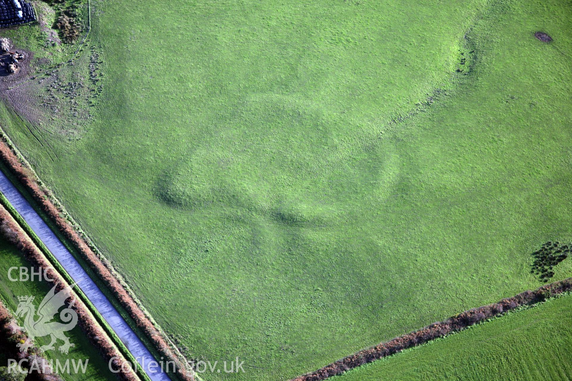 RCAHMW colour oblique photograph of South Cuckoo enclosure, viewed from the north. Taken by O. Davies & T. Driver on 22/11/2013.