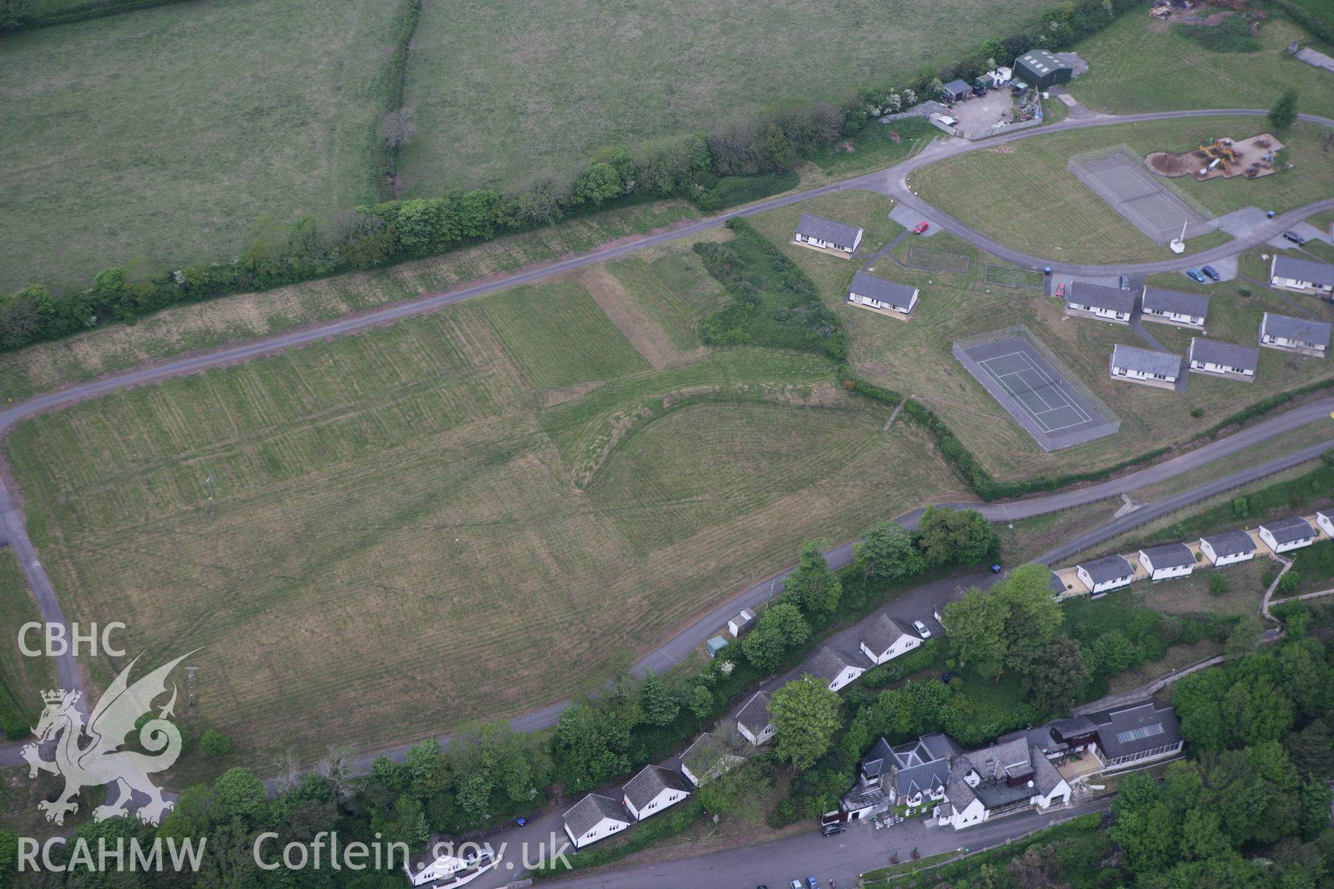 RCAHMW colour oblique photograph of Glan-y-Mor fort, Laugharne. Taken by Toby Driver and Oliver Davies on 04/05/2011.