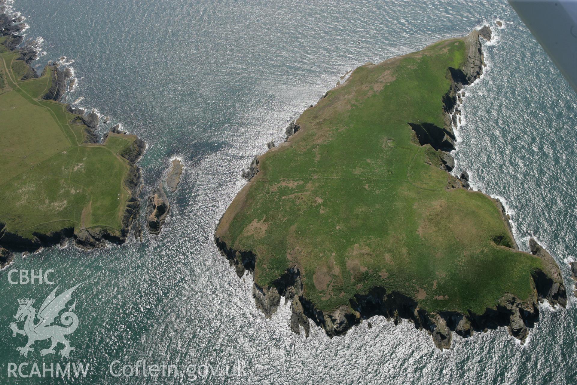 RCAHMW colour oblique photograph of Enclosure, Cardigan Island. Taken by Toby Driver and Oliver Davies on 28/06/2011.