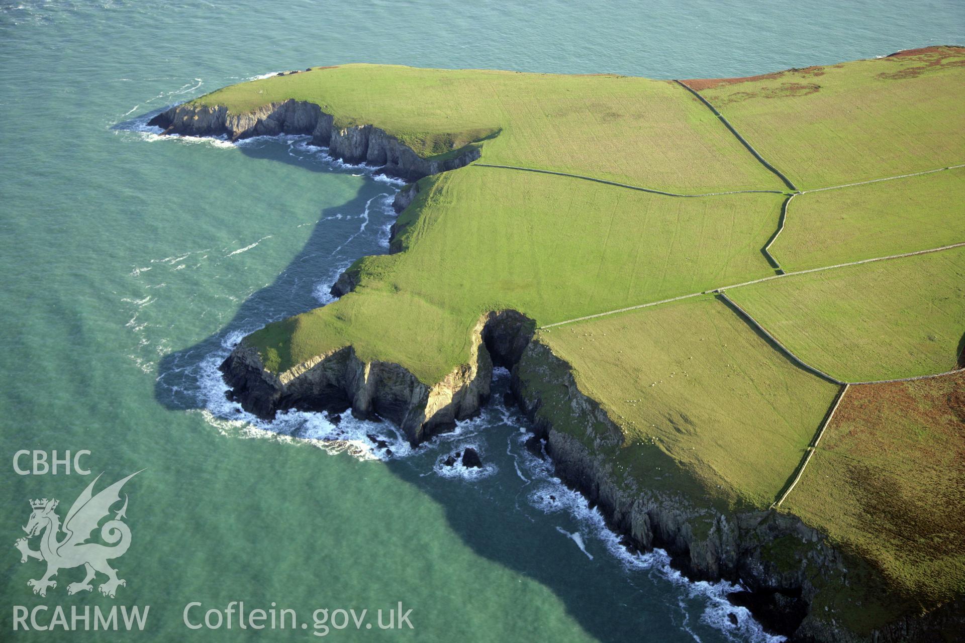 RCAHMW colour oblique photograph of Trwyn Ogog Hen cultivation features and Trwyn Sion-Owen relict field system, Ramsey Island. Taken by O. Davies & T. Driver on 22/11/2013.