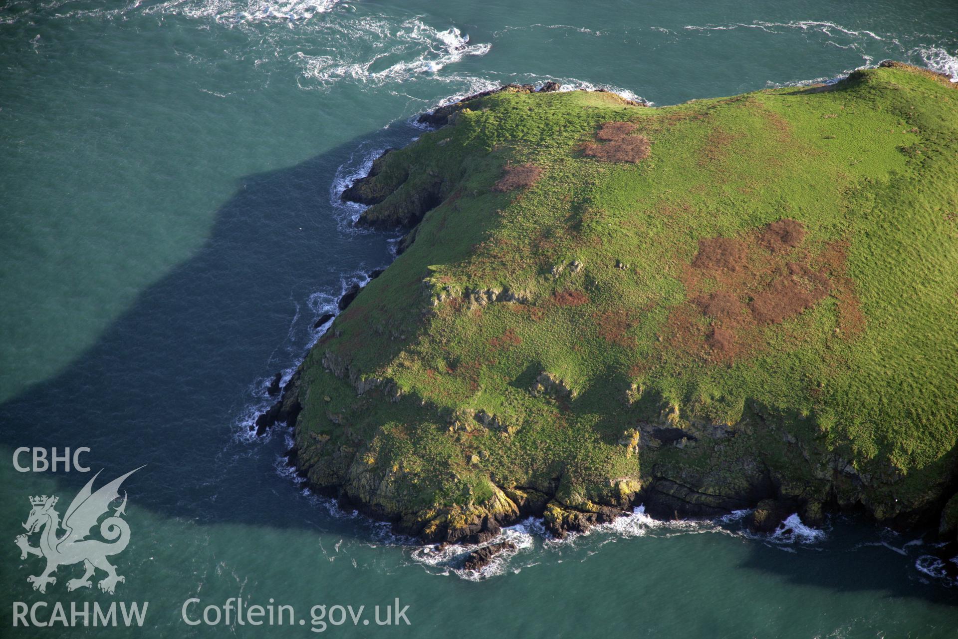 RCAHMW colour oblique photograph of settlement features, Midland Isle, Skomer Island, viewed from the north-east. Taken by O. Davies & T. Driver on 22/11/2013.