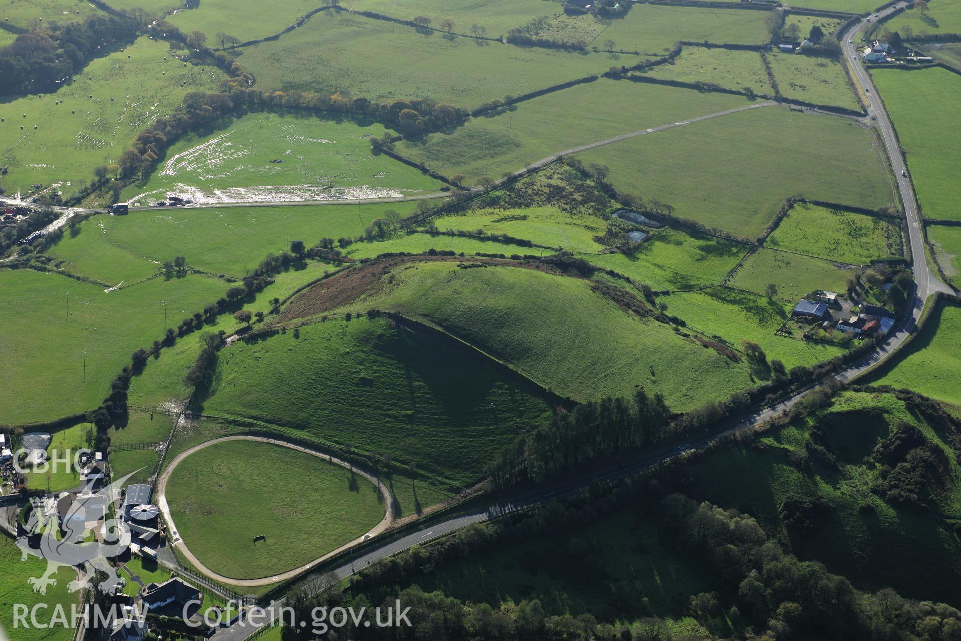 RCAHMW colour oblique photograph of Banc y Warren enclosure. Taken by Toby Driver on 05/11/2012.