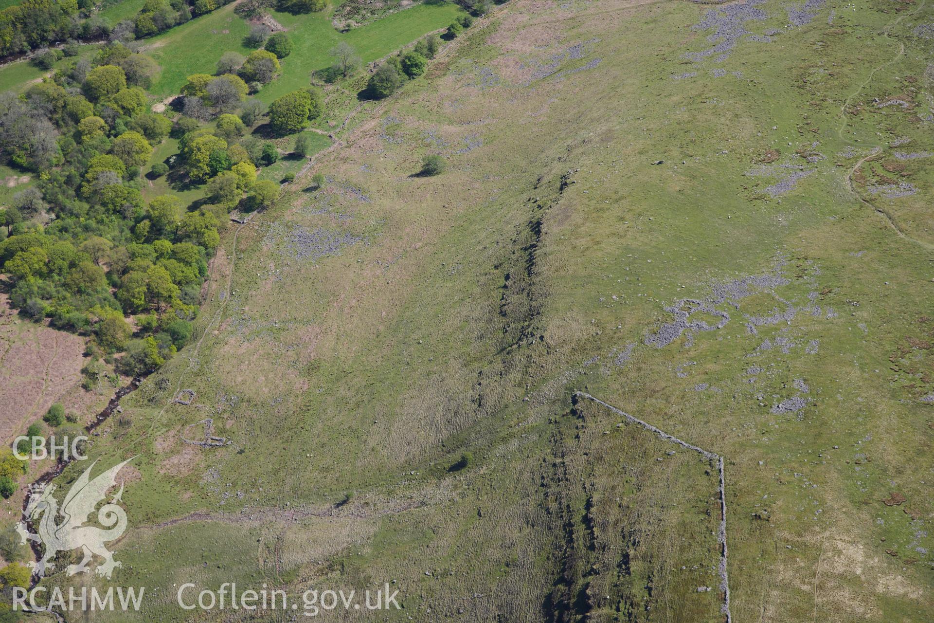 RCAHMW colour oblique photograph of Cae'r Helm, enclosure. Taken by Toby Driver on 22/05/2012.