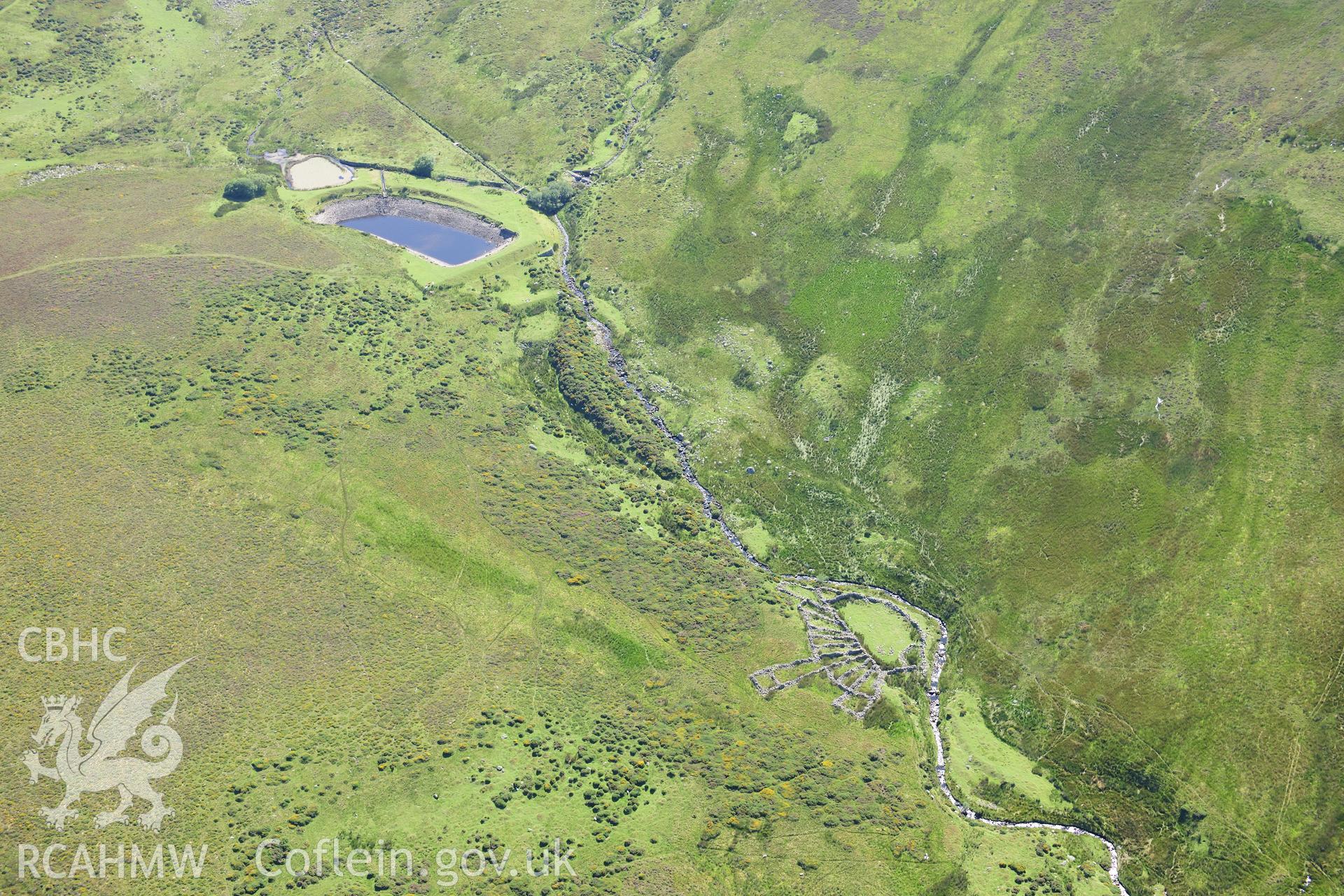 RCAHMW colour oblique photograph of sheepfold, Maen Crwn, landscape view. Taken by Toby Driver on 10/08/2012.
