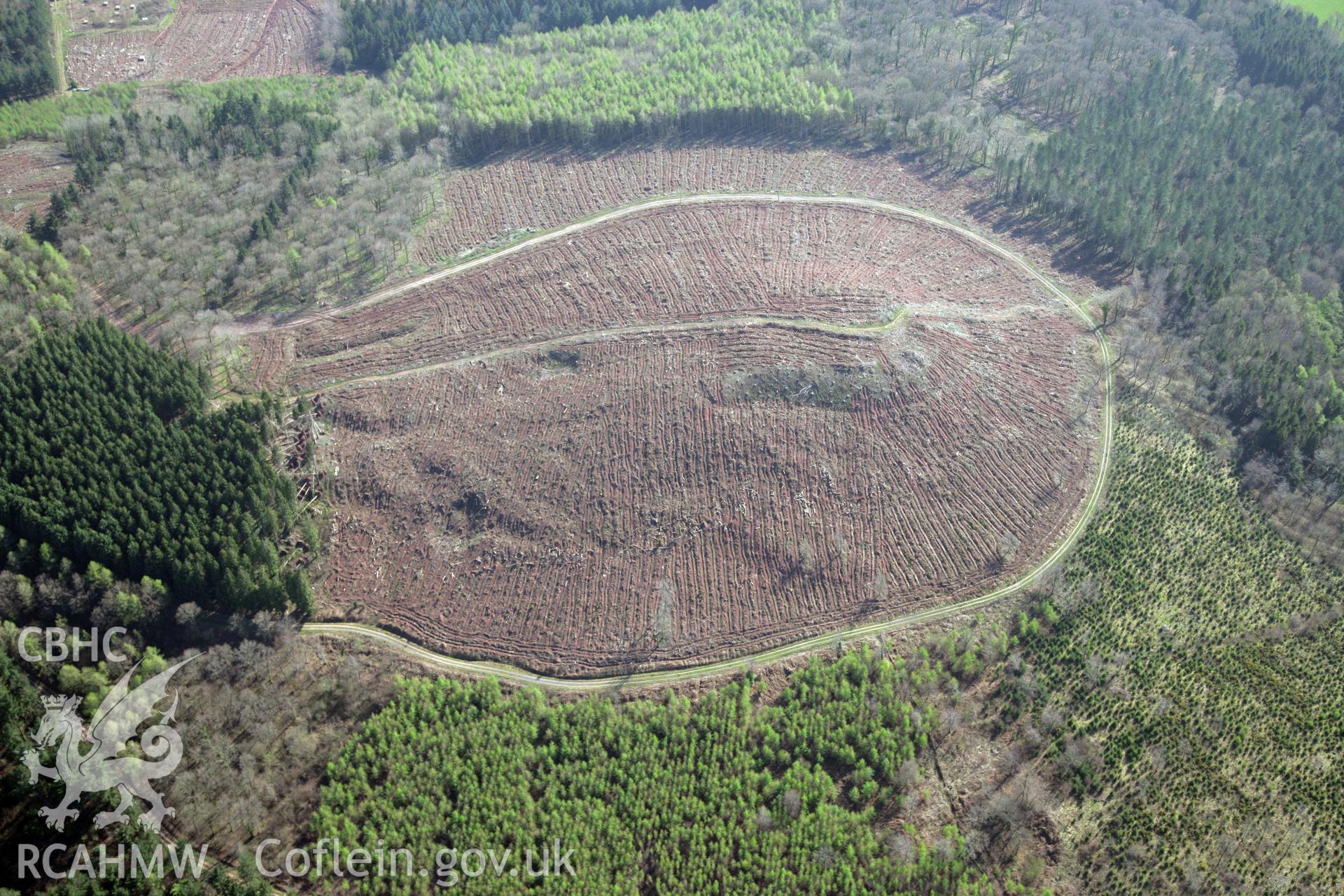 RCAHMW colour oblique photograph of Ysgyryd Fach, Little Skirrid defended enclosure. Taken by Toby Driver and Oliver Davies on 28/03/2012.